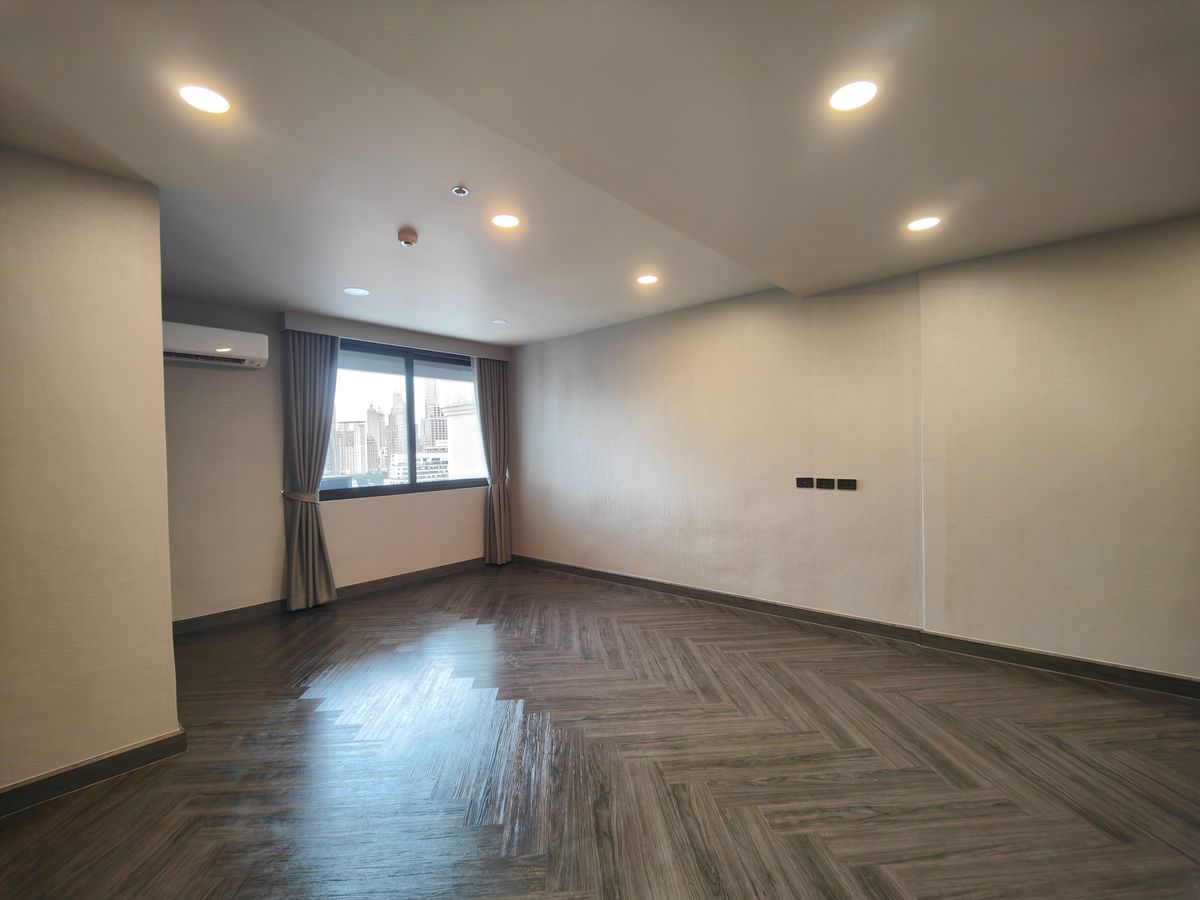 คอนโดนานา : Pet friendly duplex penthouse ห้องใหญ่ แต่งใหม่อย่างหรู พร้อมเข้าอยู่ เลี้ยงน้องหมาแมวได้