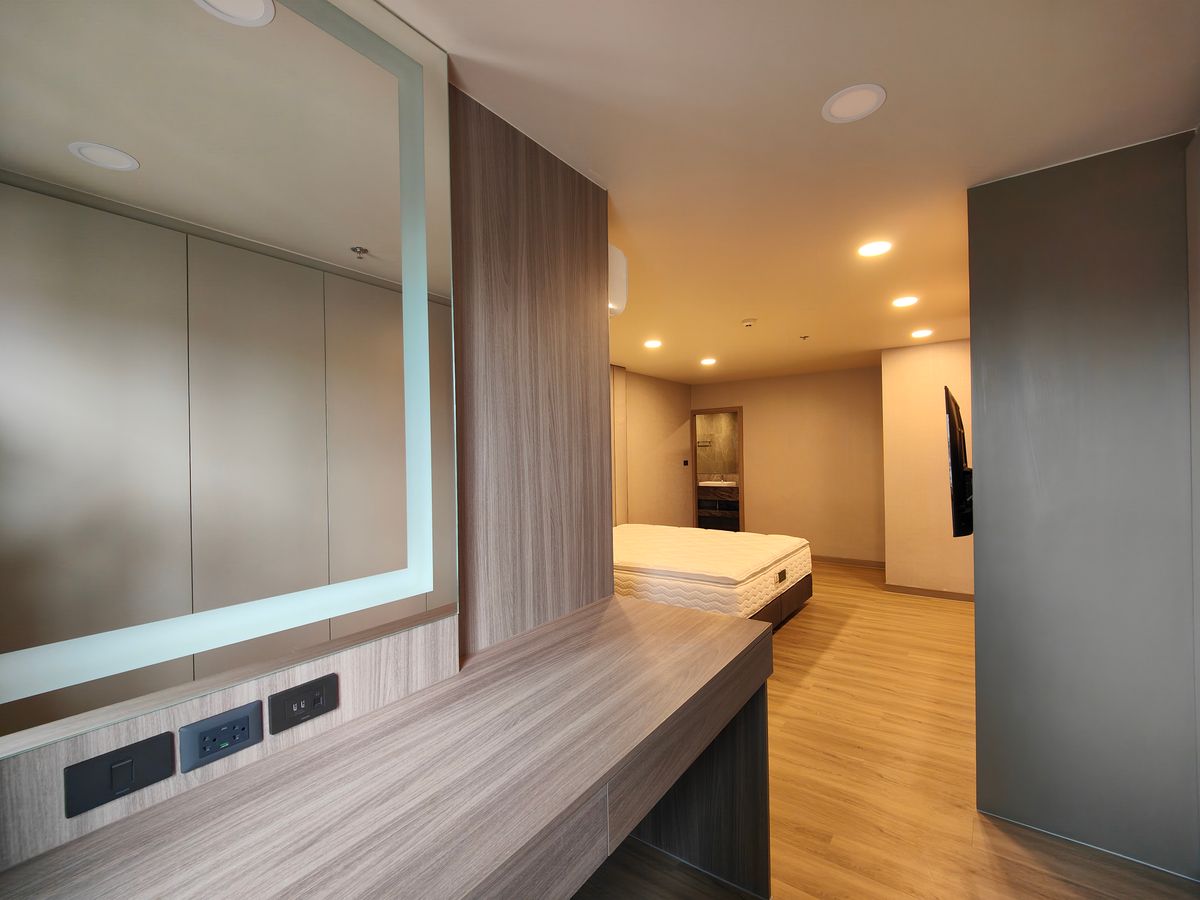 คอนโดนานา : Pet friendly duplex penthouse ห้องใหญ่ แต่งใหม่อย่างหรู พร้อมเข้าอยู่ เลี้ยงน้องหมาแมวได้