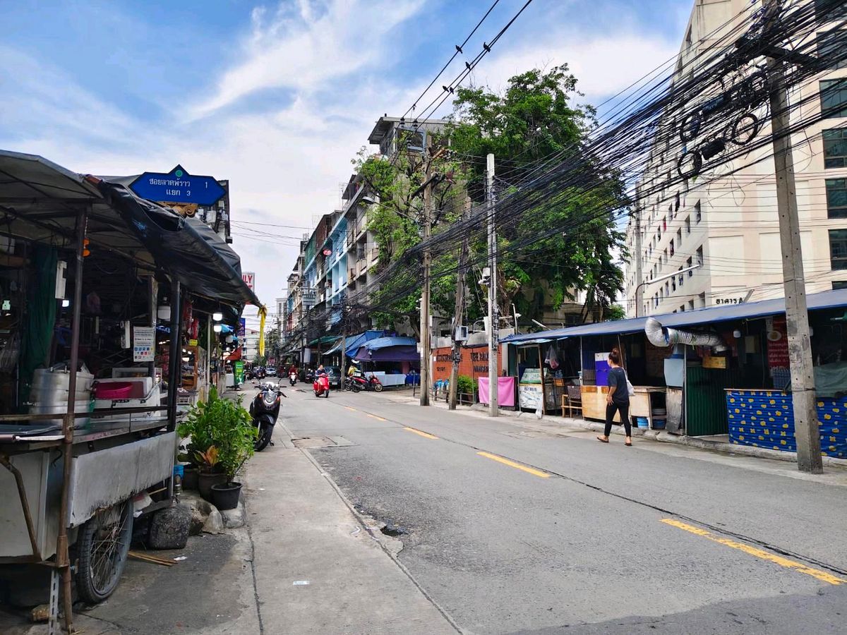 ขายทาวน์โฮมลาดพร้าว เซ็นทรัลลาดพร้าว : ขายทาวน์เฮ้าส์ 3ชั้น ซอยลาดพร้าว 1 แยก 3 ใกล้ห้างยูเนี่ยนมอลล์,MRT พหลโยธิน และBTS เซ็นทรัลลาดพร้าว พื้นที่ 19 ตรว. แปลงริม