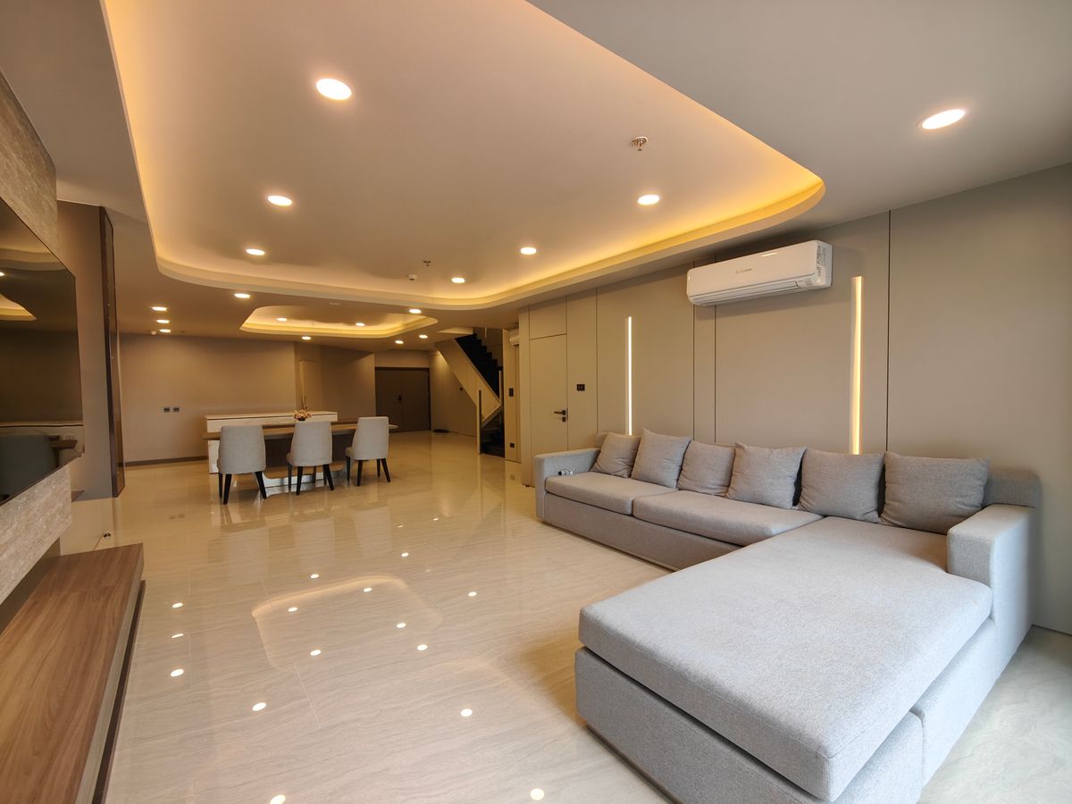 คอนโดนานา : Pet friendly duplex penthouse ห้องใหญ่ แต่งใหม่อย่างหรู พร้อมเข้าอยู่ เลี้ยงน้องหมาแมวได้