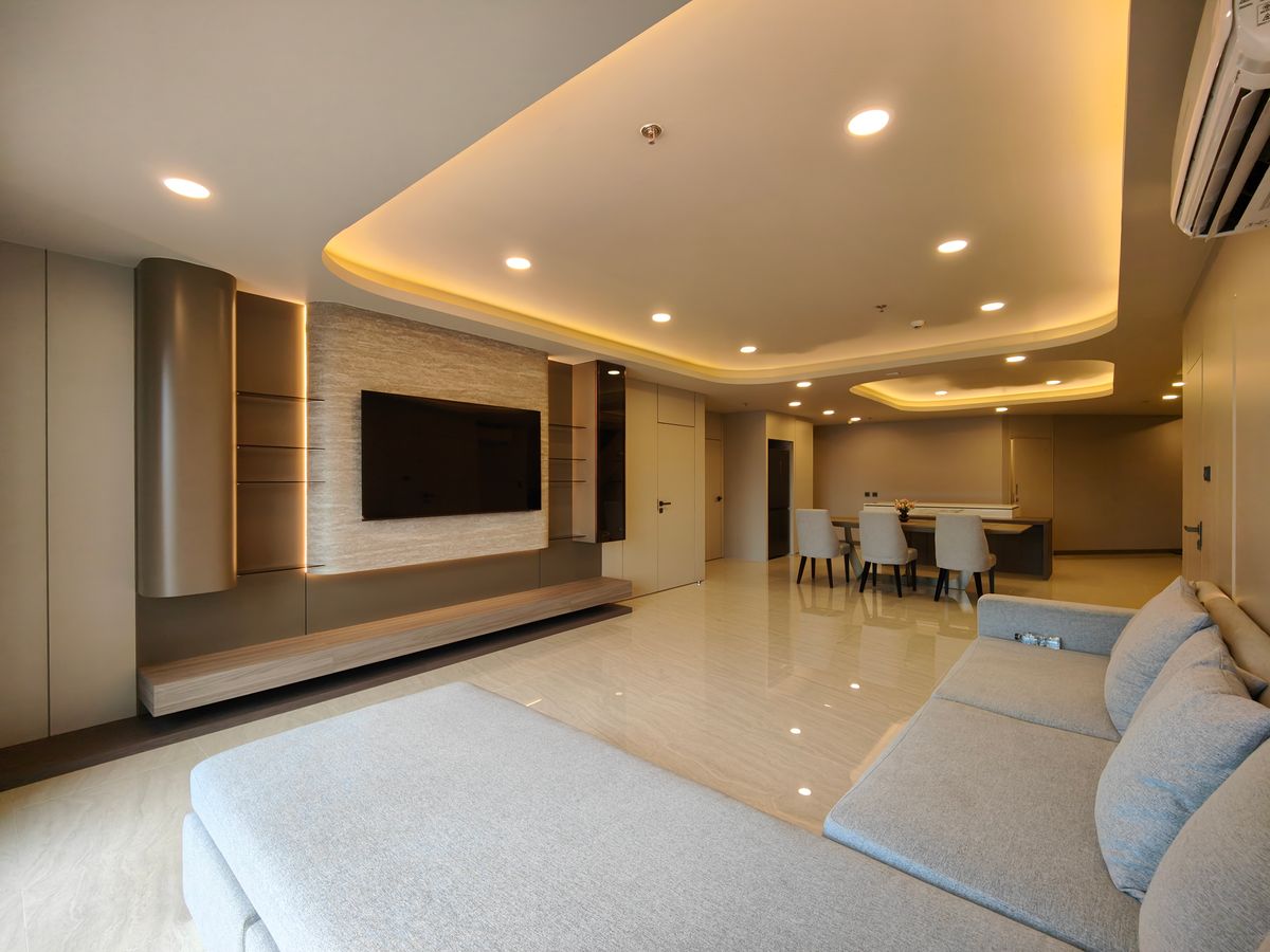 คอนโดนานา : Pet friendly duplex penthouse ห้องใหญ่ แต่งใหม่อย่างหรู พร้อมเข้าอยู่ เลี้ยงน้องหมาแมวได้