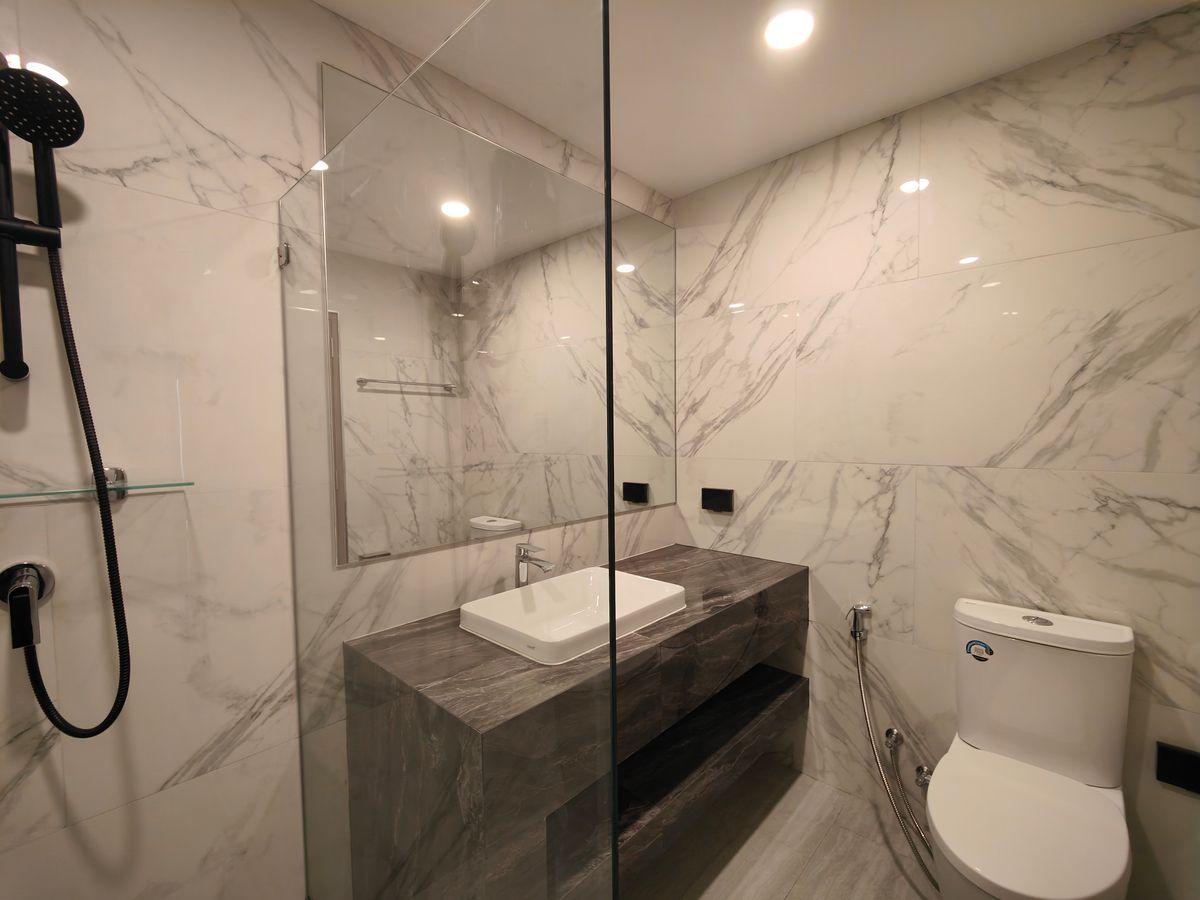 คอนโดนานา : Pet friendly duplex penthouse ห้องใหญ่ แต่งใหม่อย่างหรู พร้อมเข้าอยู่ เลี้ยงน้องหมาแมวได้