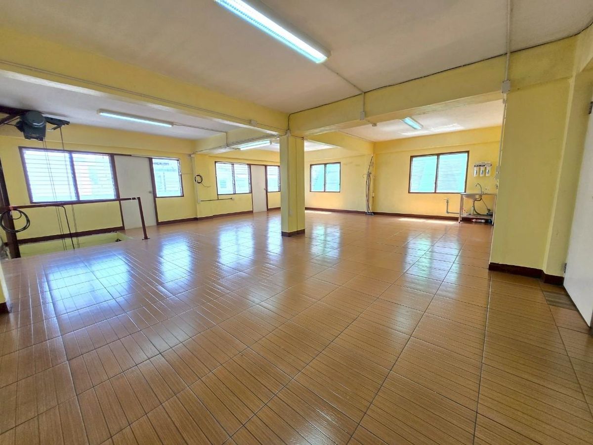 For SaleShop HouseMin Buri, Romklao : ✨ Cheap selling !!! Commercial building, 2 -layer renovation, 4 layers with 52 sq.m. lift elevators 600 sqm. Soi Romklao 21