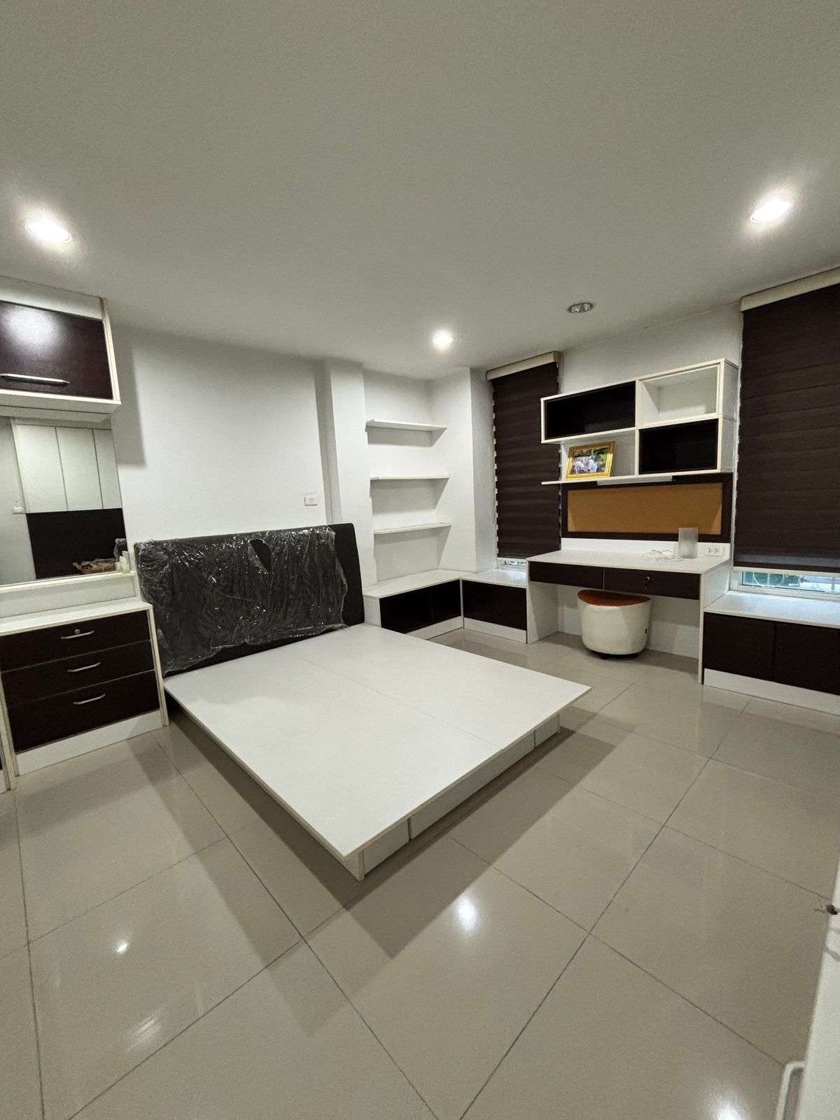 For RentShop HouseThaphra, Talat Phlu, Wutthakat : Rent- 4-story commercial Building, The British Kalapapruek