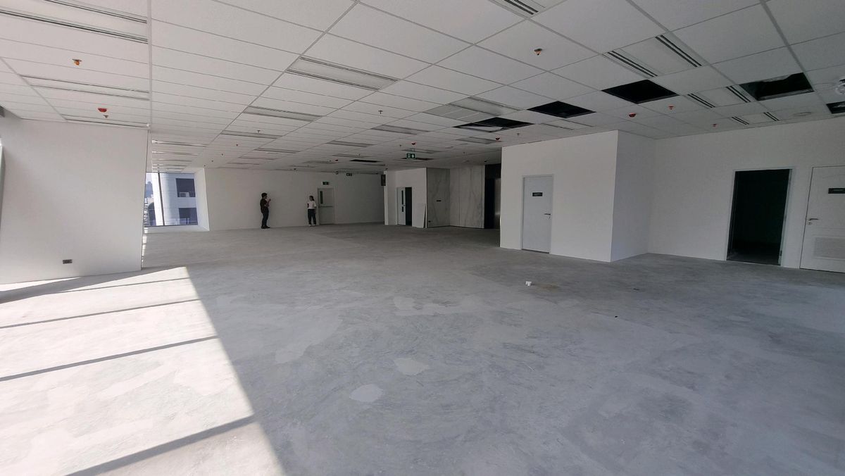 For RentRetail SpaceWitthayu, Chidlom, Langsuan, Ploenchit : Ploenchit Chidlom, rent a sales area of ​​307 sq.m., ceiling height 2.9 meters, beautiful building, luxurious building, good rent  