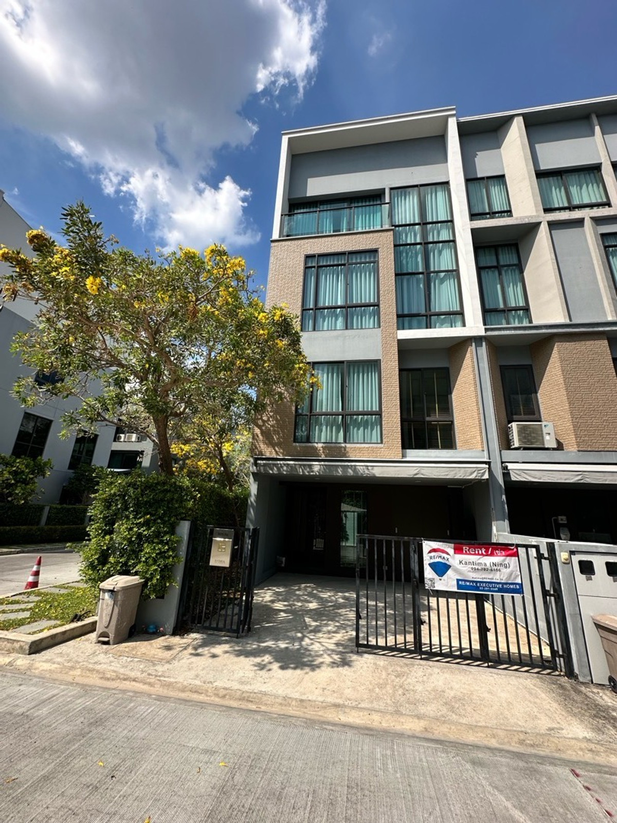 For RentTownhomePattanakan, Srinakarin : Townhouse after the corner has a side space for rent.