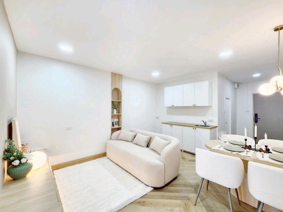 For SaleCondoPattanakan, Srinakarin : Condo 2 bedrooms, 1 water, development zone Near the train, only 150 meters, near the Srinakarin area, price 2, xx baht