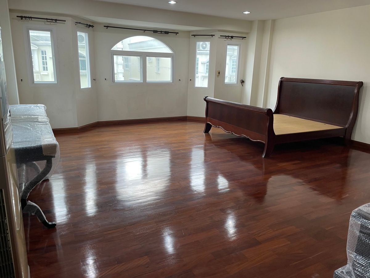 For RentTownhomeSathorn, Narathiwat : ✨ Luxury Townhome for Rent in Chong Nonsi Fully equipped with modern amenities in a peaceful, green environment. Conveniently located near BTS Chong Nonsi and MRT Lumpini for easy city access.