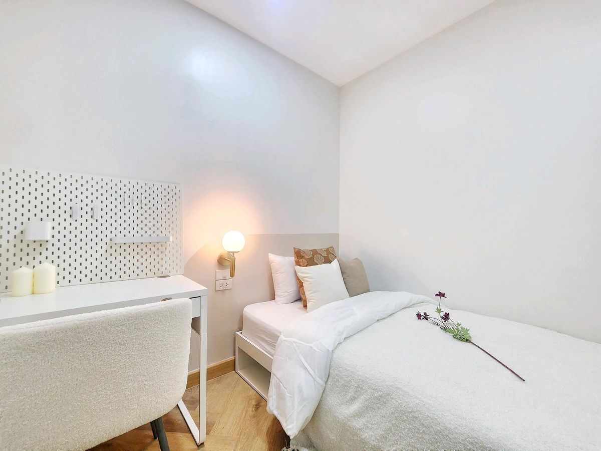 For SaleCondoPattanakan, Srinakarin : Condo 2 bedrooms, 1 water, development zone Near the train, only 150 meters, near the Srinakarin area, price 2, xx baht