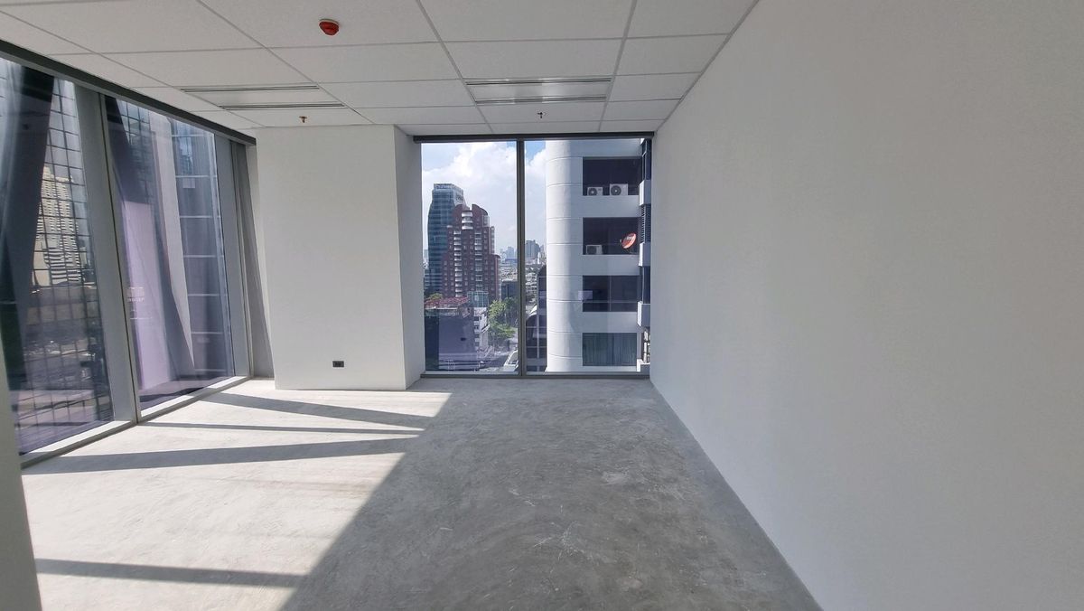 For RentRetail SpaceWitthayu, Chidlom, Langsuan, Ploenchit : Ploenchit Chidlom, rent a sales area of ​​307 sq.m., ceiling height 2.9 meters, beautiful building, luxurious building, good rent  