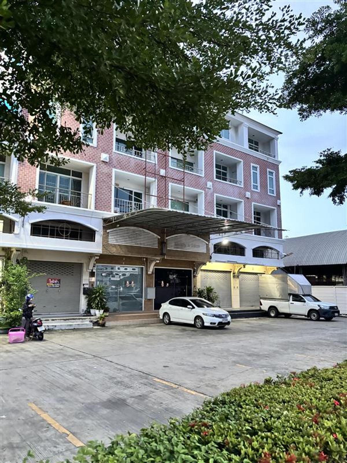 For RentShop HouseThaphra, Talat Phlu, Wutthakat : Rent- 4-story commercial Building, The British Kalapapruek