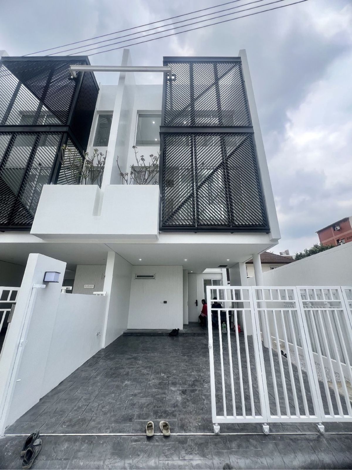 ขายทาวน์โฮมอ่อนนุช อุดมสุข : LTHC12452 – Townhouse FOR SALE in Onnut Size 28.2 SQ.W 210 SQ.M 3 Beds 3 Baths Near BTS On Nut Station ONLY 9.9 MB