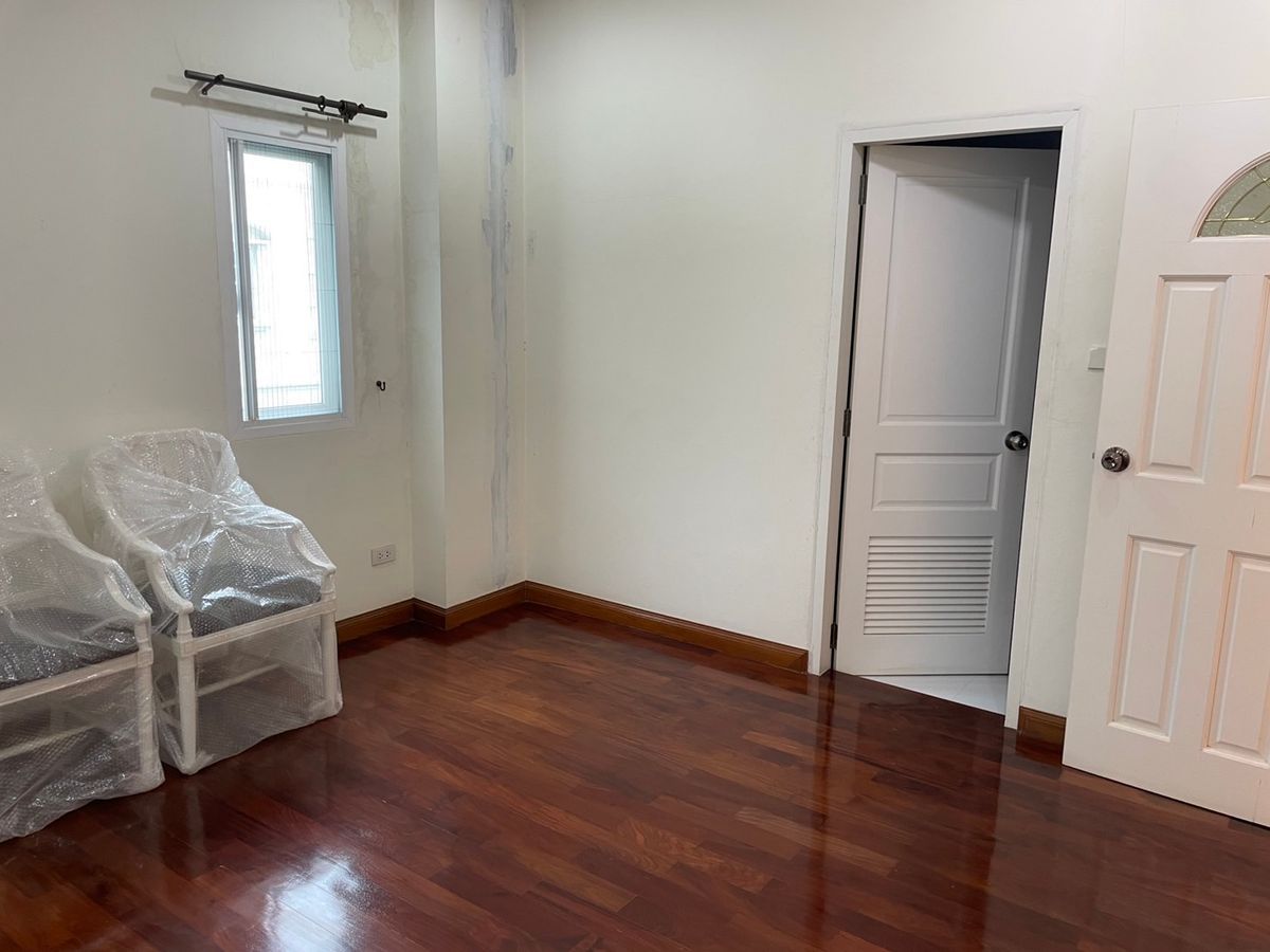 For RentTownhomeSathorn, Narathiwat : ✨ Luxury Townhome for Rent in Chong Nonsi Fully equipped with modern amenities in a peaceful, green environment. Conveniently located near BTS Chong Nonsi and MRT Lumpini for easy city access.