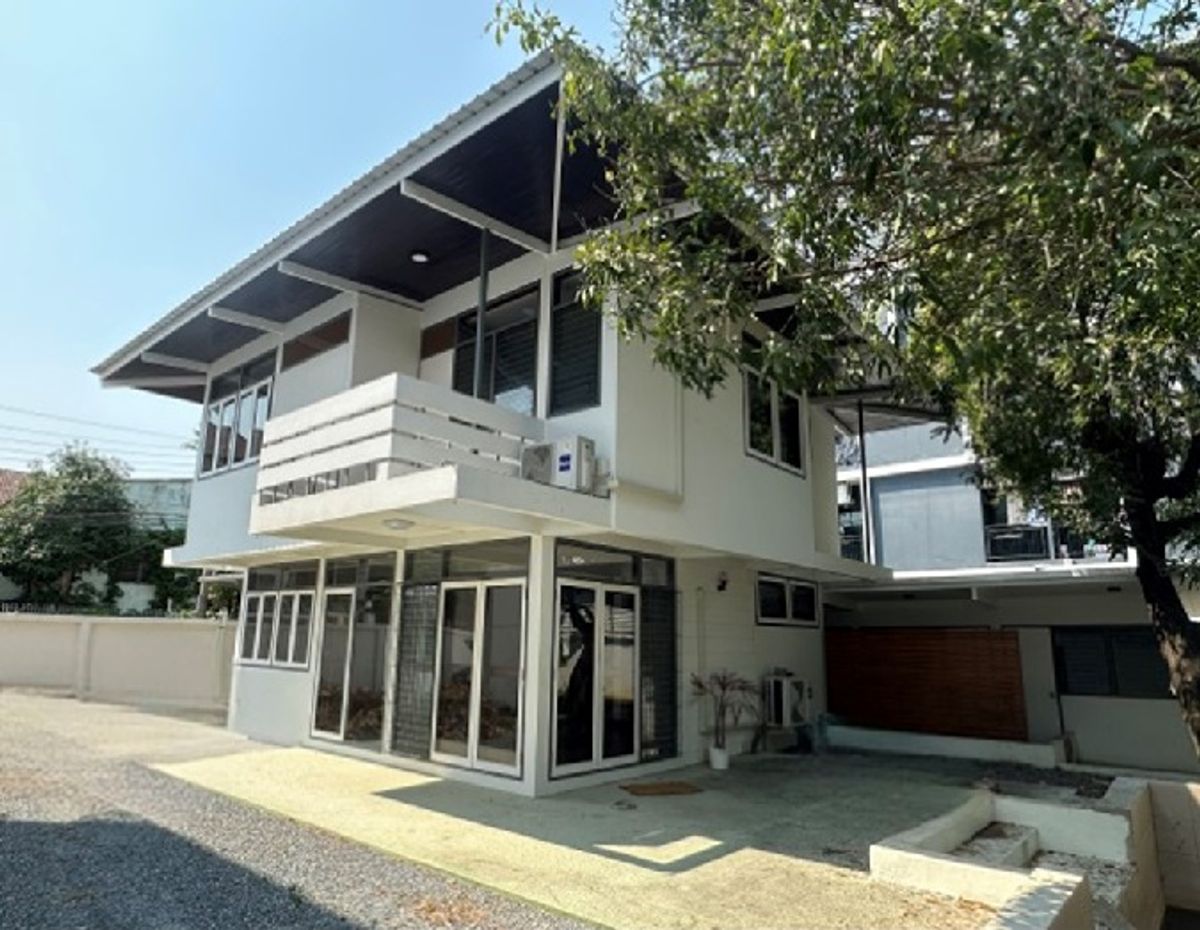 ให้เช่าบ้านสุขุมวิท อโศก ทองหล่อ : For Rent ให้เช่าบ้านเดี่ยว 2 ชั้น ซอยสุขุมวิท 60/1 / ห่าง BTS บางจาก 280 เมตร เดินได้ / หลังใหญ่ 168 ตารางวา / จอดรถ 5 คัน / แอร์ 5 เครื่อง / อยู่อาศัย หรือ Home Office (ไม่ให้จดทะเบียนบริษัท)