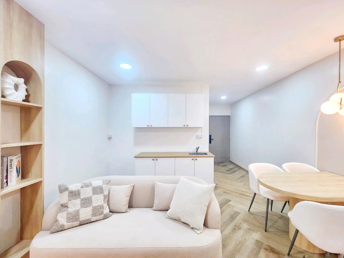 For SaleCondoPattanakan, Srinakarin : Condo 2 bedrooms, 1 water, development zone Near the train, only 150 meters, near the Srinakarin area, price 2, xx baht