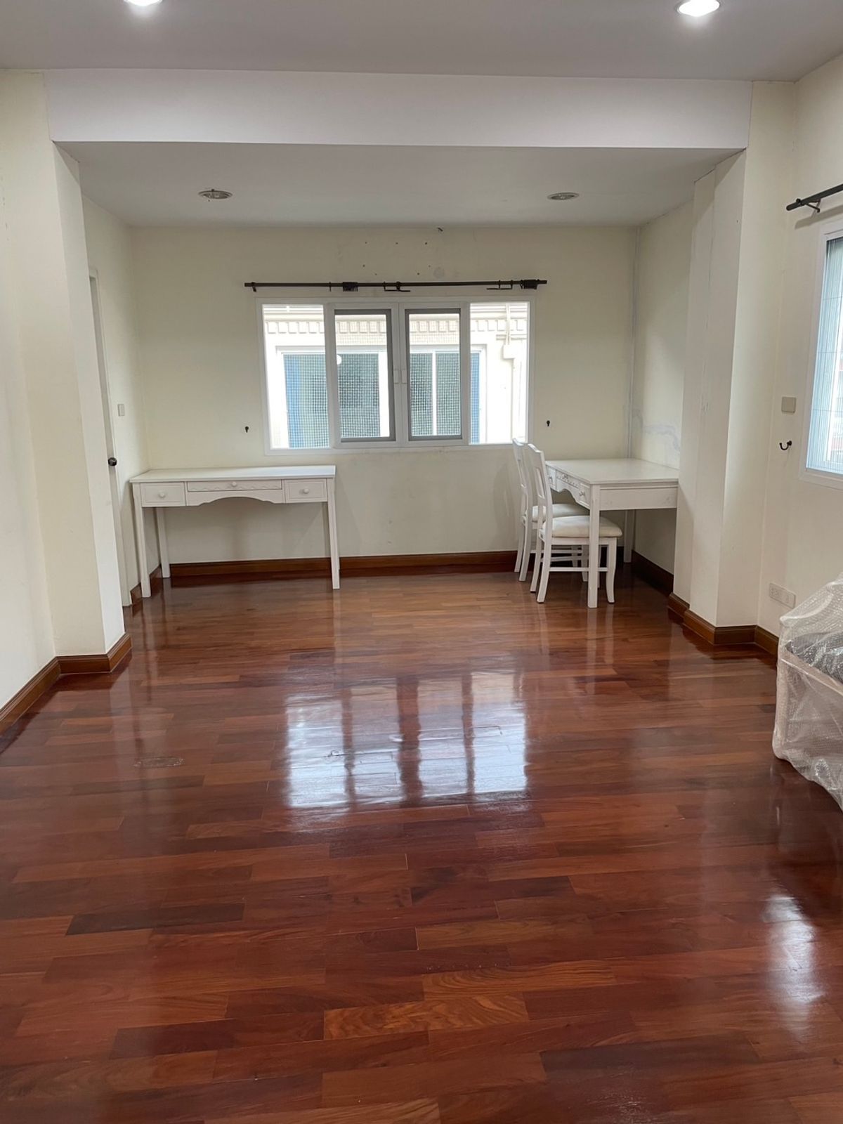 For RentTownhomeSathorn, Narathiwat : ✨ Luxury Townhome for Rent in Chong Nonsi Fully equipped with modern amenities in a peaceful, green environment. Conveniently located near BTS Chong Nonsi and MRT Lumpini for easy city access.