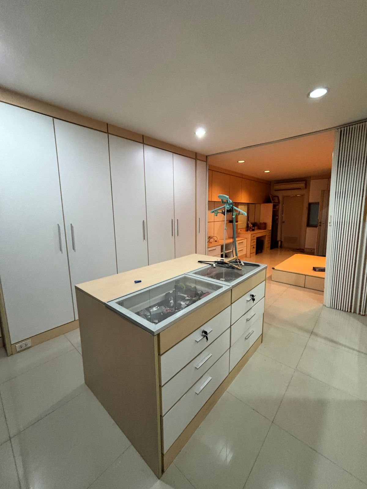 For RentShop HouseThaphra, Talat Phlu, Wutthakat : Rent- 4-story commercial Building, The British Kalapapruek