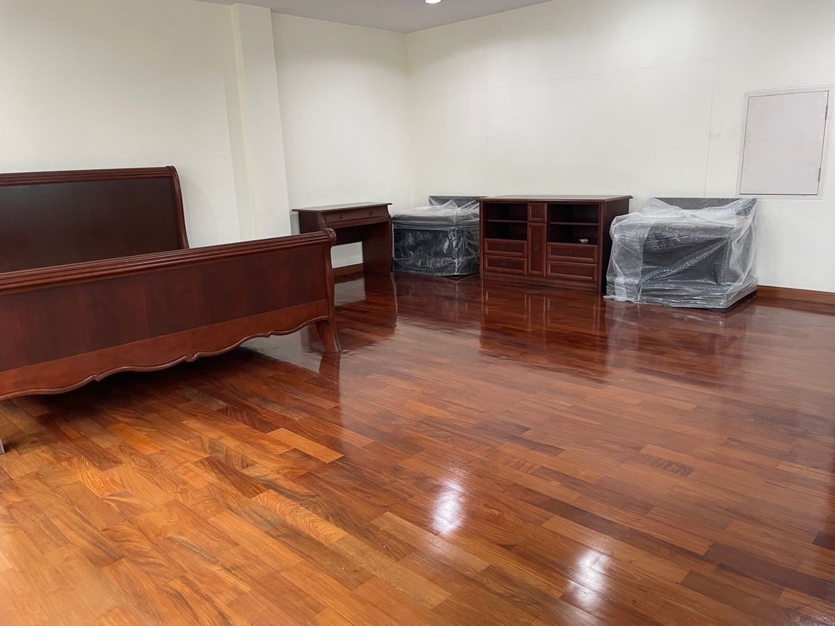 For RentTownhomeSathorn, Narathiwat : ✨ Luxury Townhome for Rent in Chong Nonsi Fully equipped with modern amenities in a peaceful, green environment. Conveniently located near BTS Chong Nonsi and MRT Lumpini for easy city access.