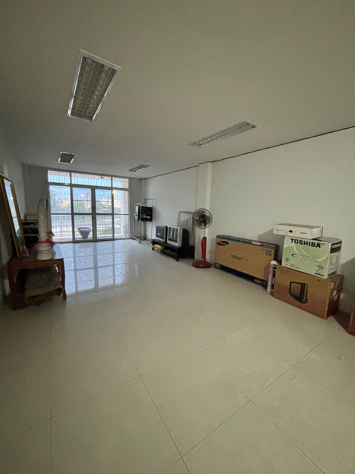 For RentShop HouseThaphra, Talat Phlu, Wutthakat : Rent- 4-story commercial Building, The British Kalapapruek