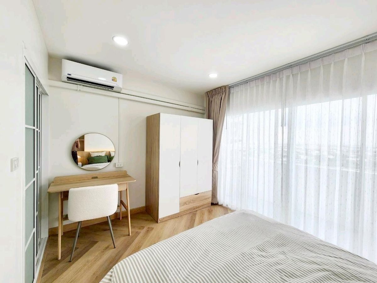 For SaleCondoPattanakan, Srinakarin : Condo 2 bedrooms, 1 water, development zone Near the train, only 150 meters, near the Srinakarin area, price 2, xx baht