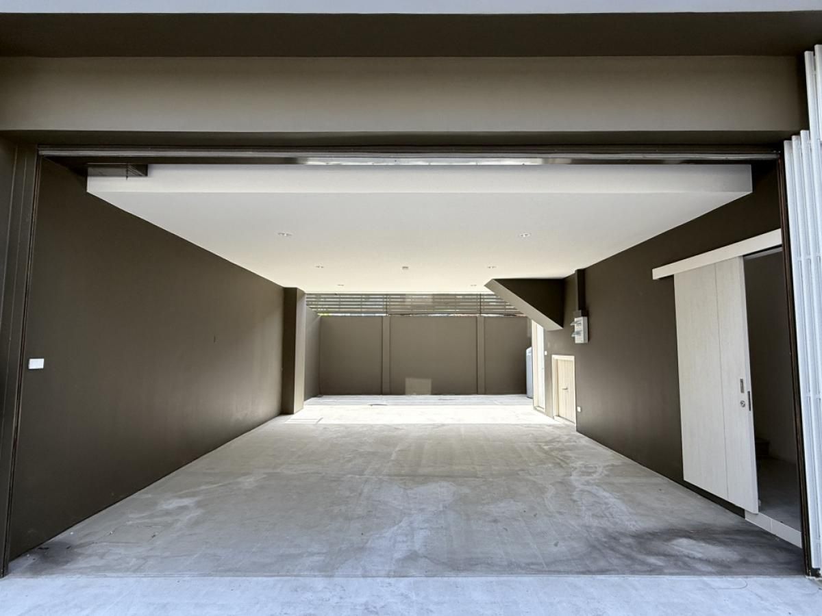 ขายอาคารพาณิชย์สุขุมวิท อโศก ทองหล่อ : 🏠อาคารแฝดสองหลังติดกัน 4 ชั้น ทำเลดี ใจกลางเมือง พร้อมที่จอดรถมากกว่า 10 คัน ทำเลดี  เดินเพียงไม่ไกลถึง BTS ช่องนนทรี และ MRT ลุมพินี