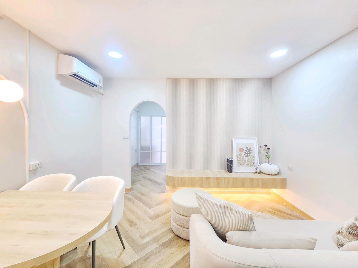 For SaleCondoPattanakan, Srinakarin : Condo 2 bedrooms, 1 water, development zone Near the train, only 150 meters, near the Srinakarin area, price 2, xx baht