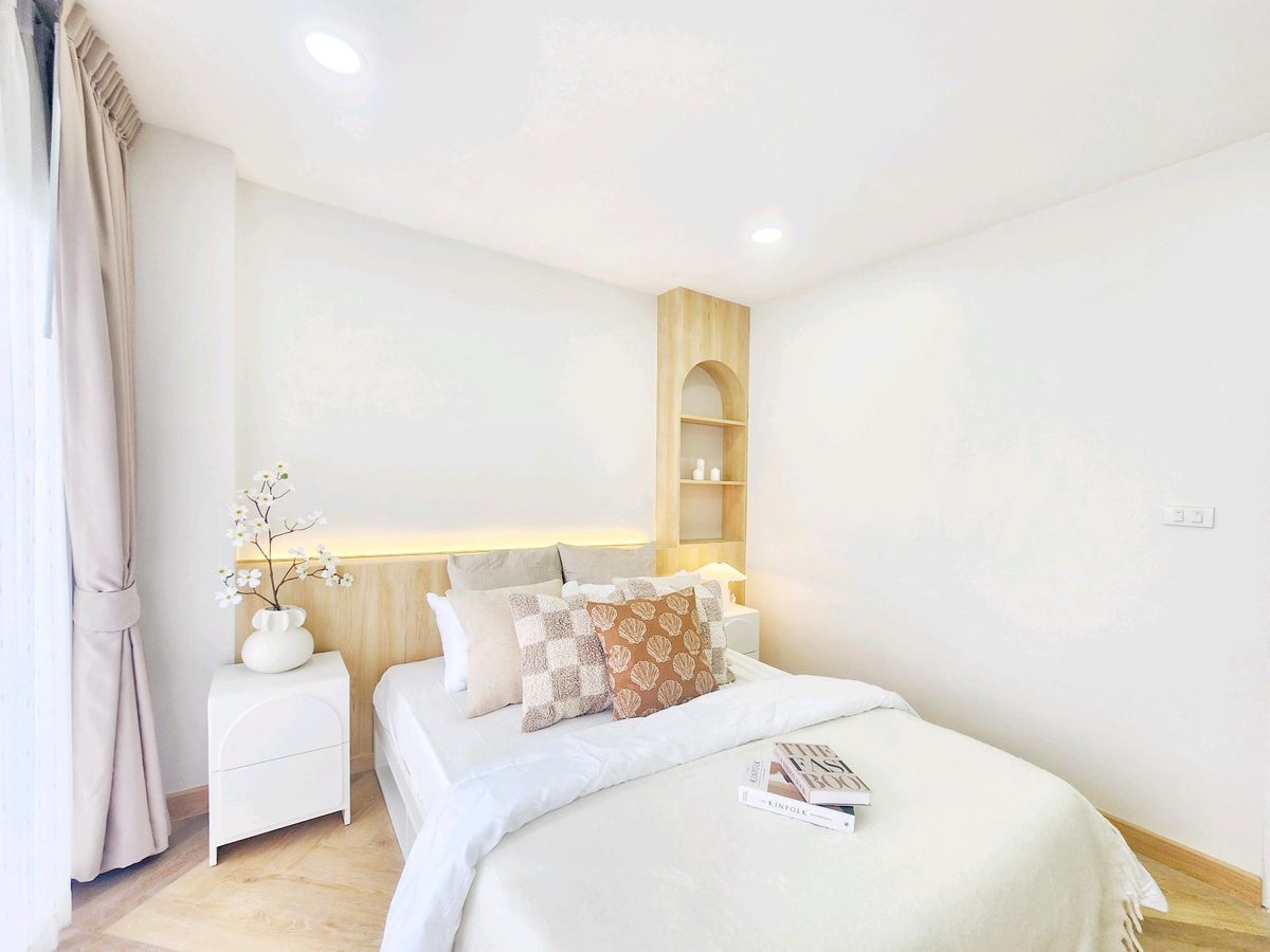 For SaleCondoPattanakan, Srinakarin : Condo 2 bedrooms, 1 water, development zone Near the train, only 150 meters, near the Srinakarin area, price 2, xx baht