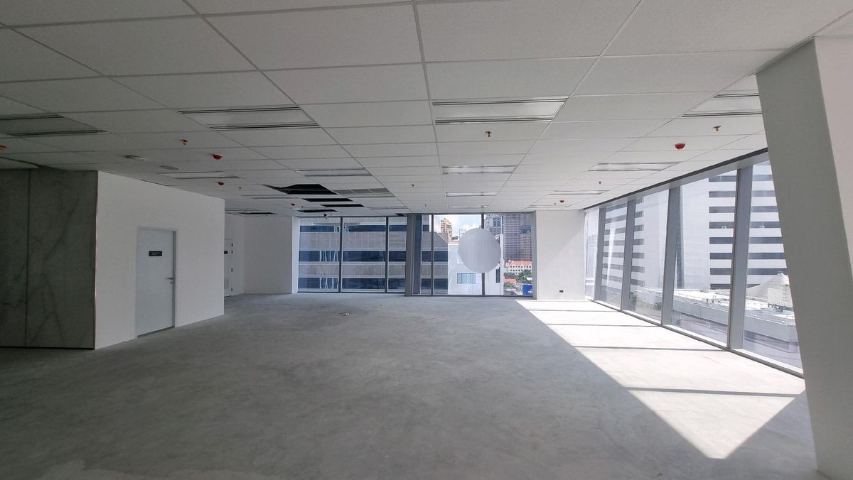 For RentRetail SpaceWitthayu, Chidlom, Langsuan, Ploenchit : Ploenchit Chidlom, rent a sales area of ​​307 sq.m., ceiling height 2.9 meters, beautiful building, luxurious building, good rent  