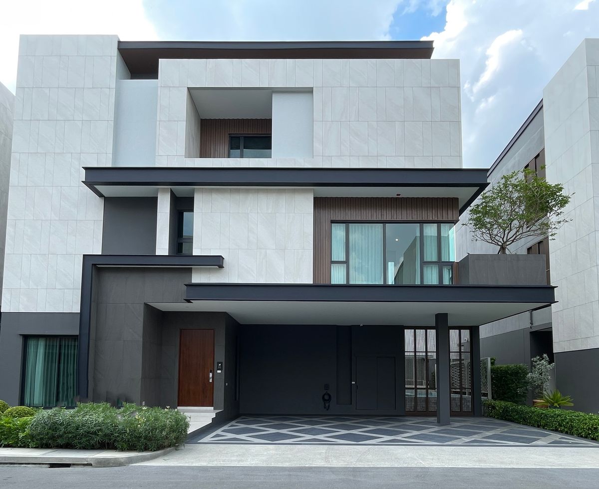 ขายบ้านเลียบทางด่วนรามอินทรา : ขายบ้านเดี่ยวสไตล์ Private Pool Villa 3 ชั้น ระดับ Super Luxury ดิ ออเนอร์ โยธินพัฒนา ฟังก์ชัน 5 ห้องนอน 7 ห้องน้ำ 4 ที่จอดรถ มาพร้อมความสะดวกมากมาย เดินทางเข้า-ออกได้สะดวกใกล้ทางด่วน และCentral Festival East Ville