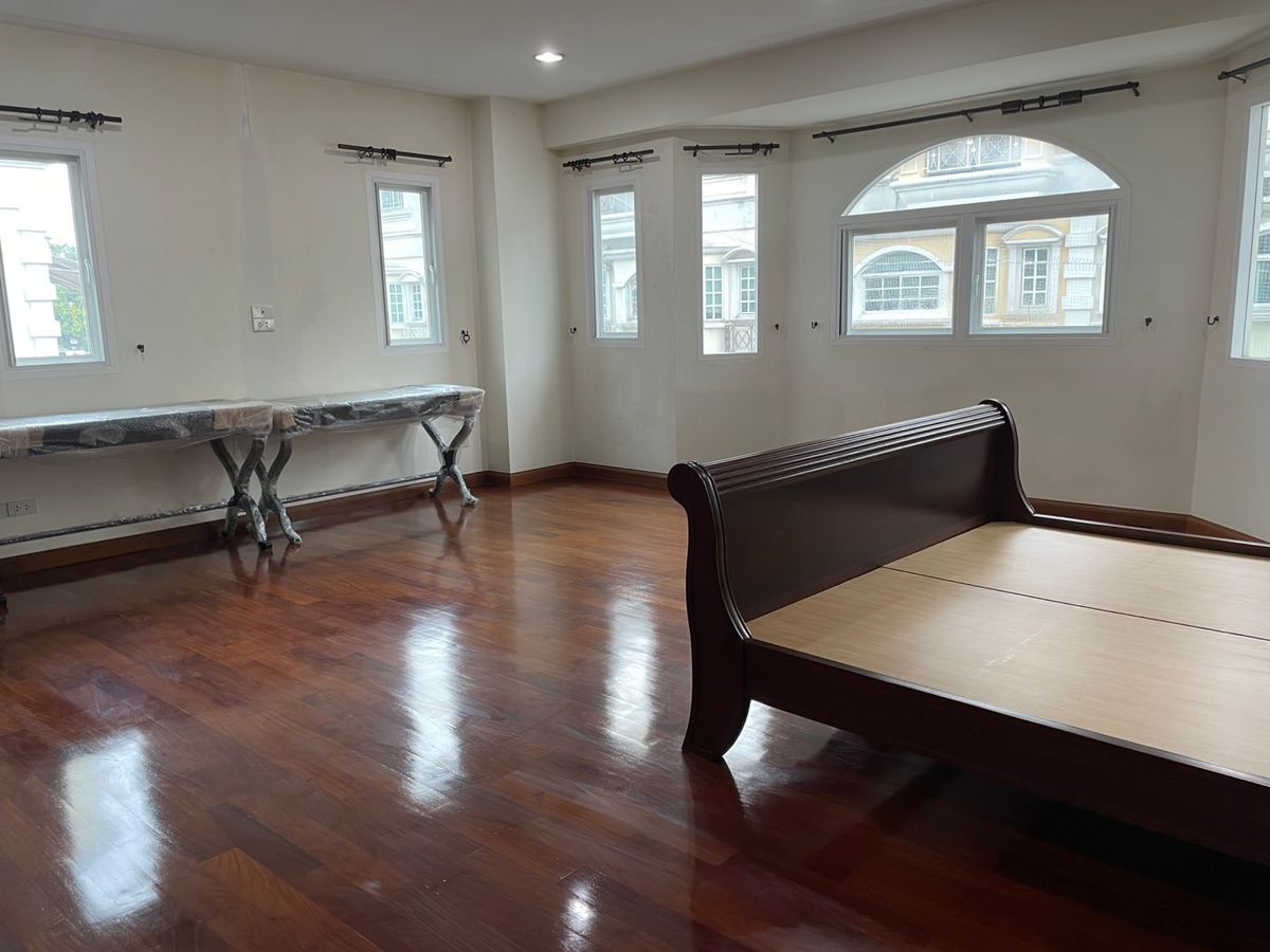 For RentTownhomeSathorn, Narathiwat : ✨ Luxury Townhome for Rent in Chong Nonsi Fully equipped with modern amenities in a peaceful, green environment. Conveniently located near BTS Chong Nonsi and MRT Lumpini for easy city access.
