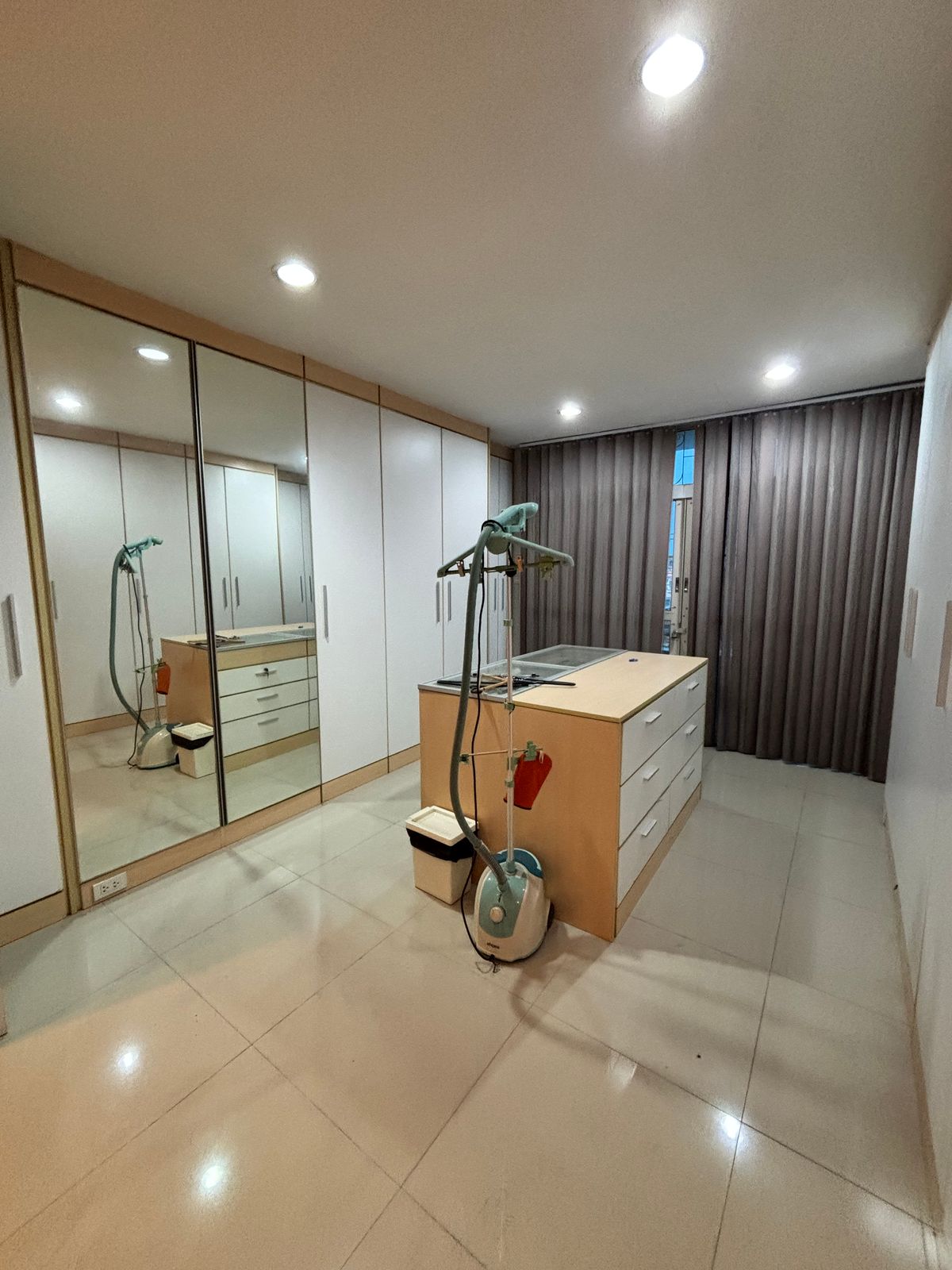 For RentShop HouseThaphra, Talat Phlu, Wutthakat : Rent- 4-story commercial Building, The British Kalapapruek