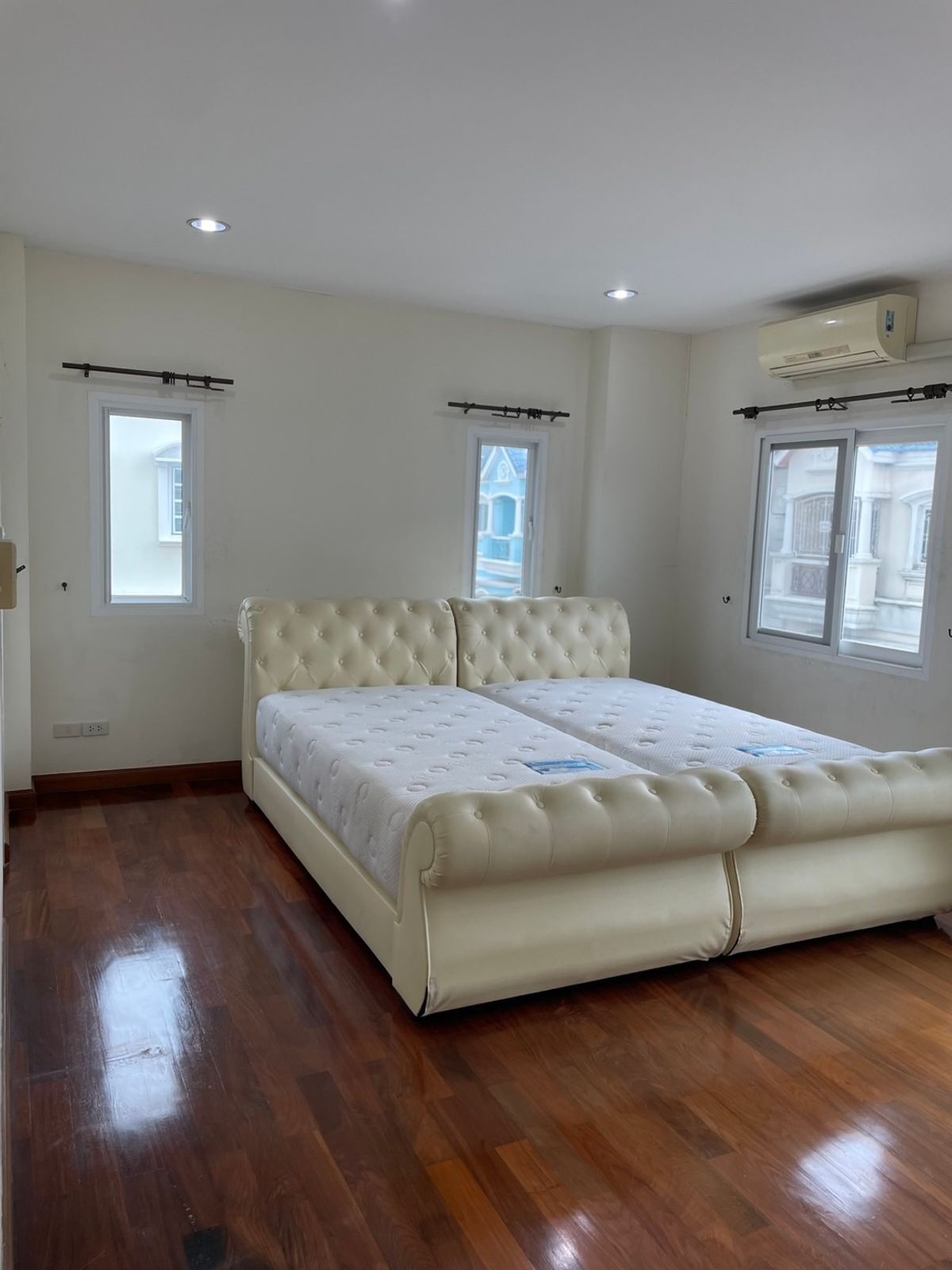 For RentTownhomeSathorn, Narathiwat : ✨ Luxury Townhome for Rent in Chong Nonsi Fully equipped with modern amenities in a peaceful, green environment. Conveniently located near BTS Chong Nonsi and MRT Lumpini for easy city access.