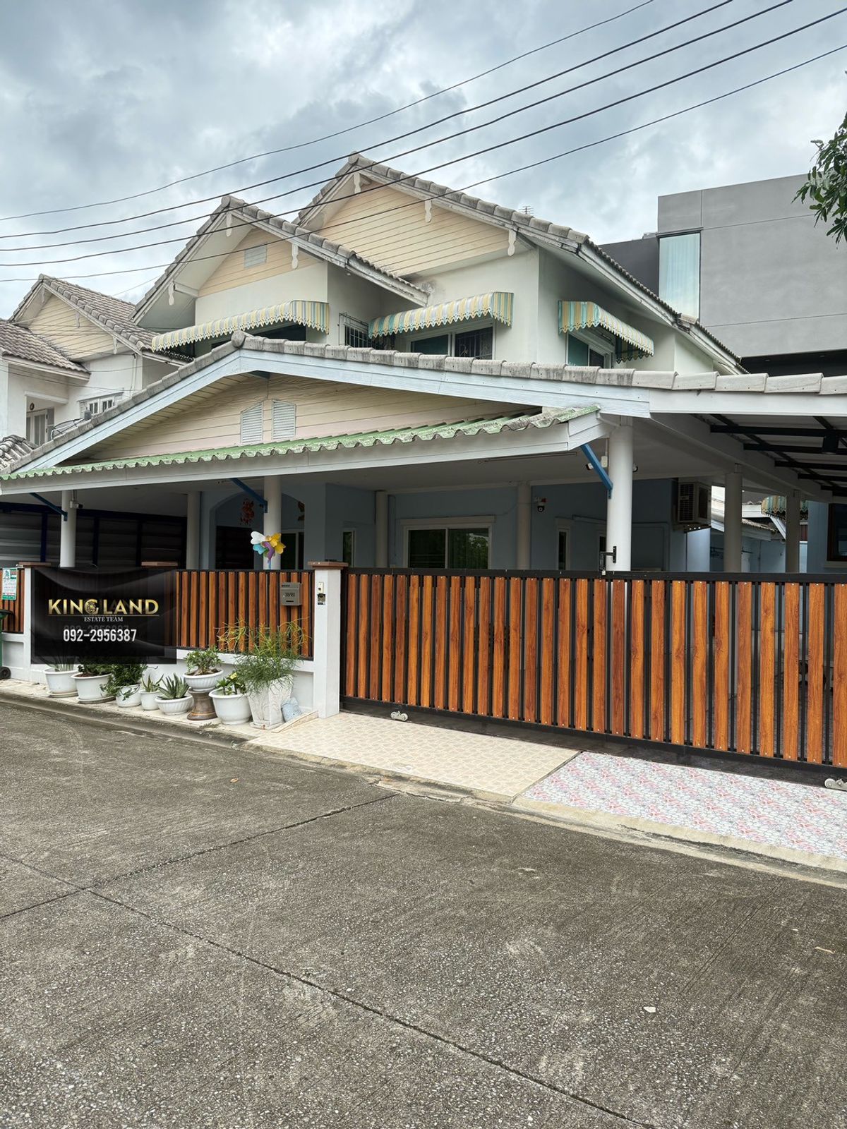 ให้เช่าบ้านปทุมธานี รังสิต ธรรมศาสตร์ : #บ้านเช่าราคาดีที่สุดในย่านคลอง 5‼️  บ้านเดี่ยว 2 ชั้น หลังใหญ่ 72 ตร.วา | 3 ห้องนอน 3 ห้องน้ำ | ค่าเช่าเพียง  🔥13,500 บาท/เดือน🔥 ราคาดีสุดๆ  #เลี้ยงสัตว์ได้ – พร้อมเข้าอยู่ พิกัด: หมู่บ้านพรพิมาน คลอง 5