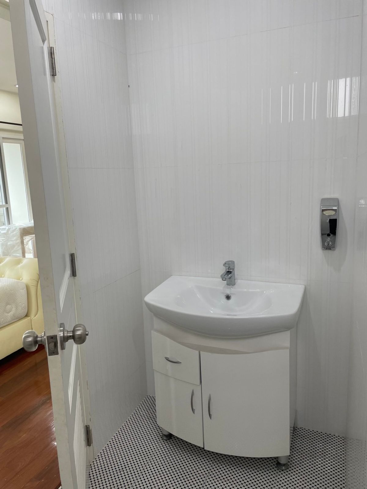 For RentTownhomeSathorn, Narathiwat : ✨ Luxury Townhome for Rent in Chong Nonsi Fully equipped with modern amenities in a peaceful, green environment. Conveniently located near BTS Chong Nonsi and MRT Lumpini for easy city access.