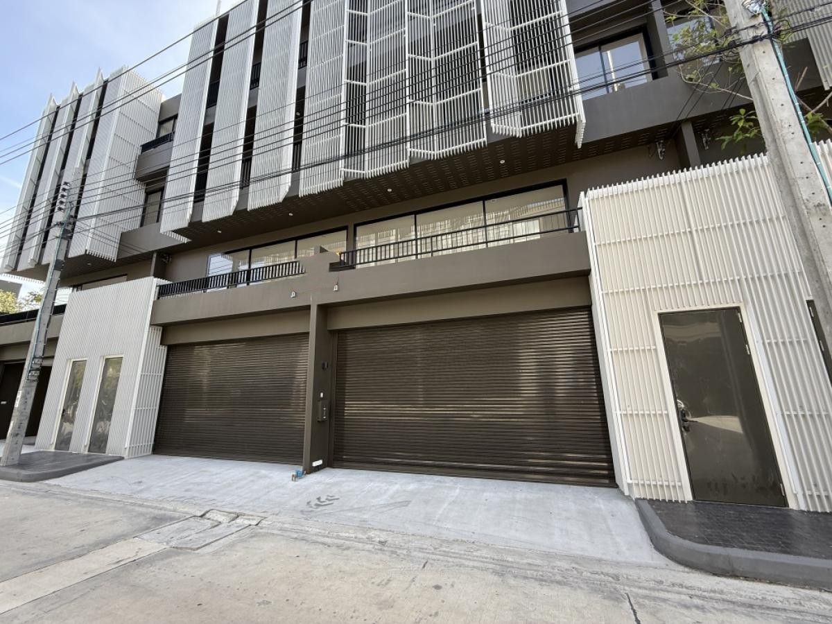 ขายอาคารพาณิชย์สุขุมวิท อโศก ทองหล่อ : 🏠อาคารแฝดสองหลังติดกัน 4 ชั้น ทำเลดี ใจกลางเมือง พร้อมที่จอดรถมากกว่า 10 คัน ทำเลดี  เดินเพียงไม่ไกลถึง BTS ช่องนนทรี และ MRT ลุมพินี