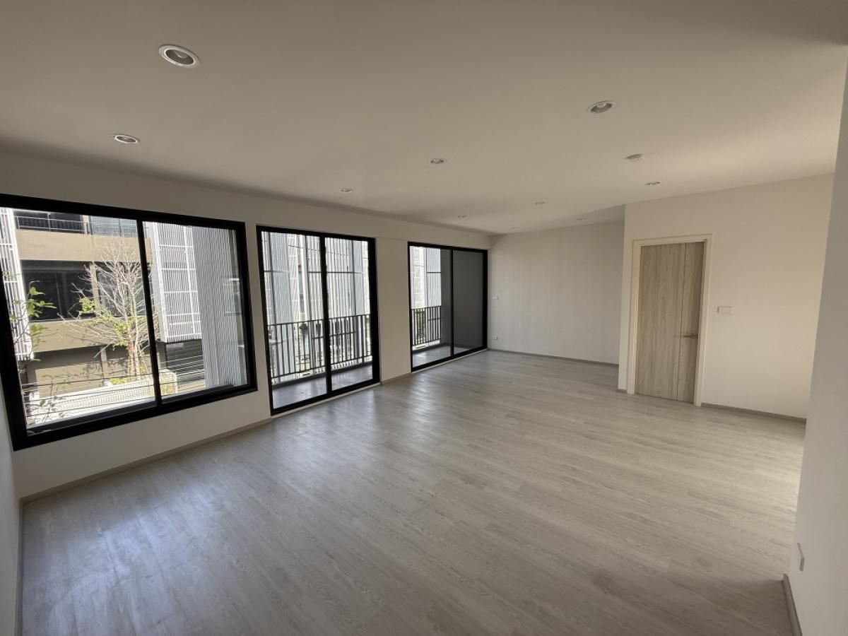 ขายอาคารพาณิชย์สุขุมวิท อโศก ทองหล่อ : 🏠อาคารแฝดสองหลังติดกัน 4 ชั้น ทำเลดี ใจกลางเมือง พร้อมที่จอดรถมากกว่า 10 คัน ทำเลดี  เดินเพียงไม่ไกลถึง BTS ช่องนนทรี และ MRT ลุมพินี