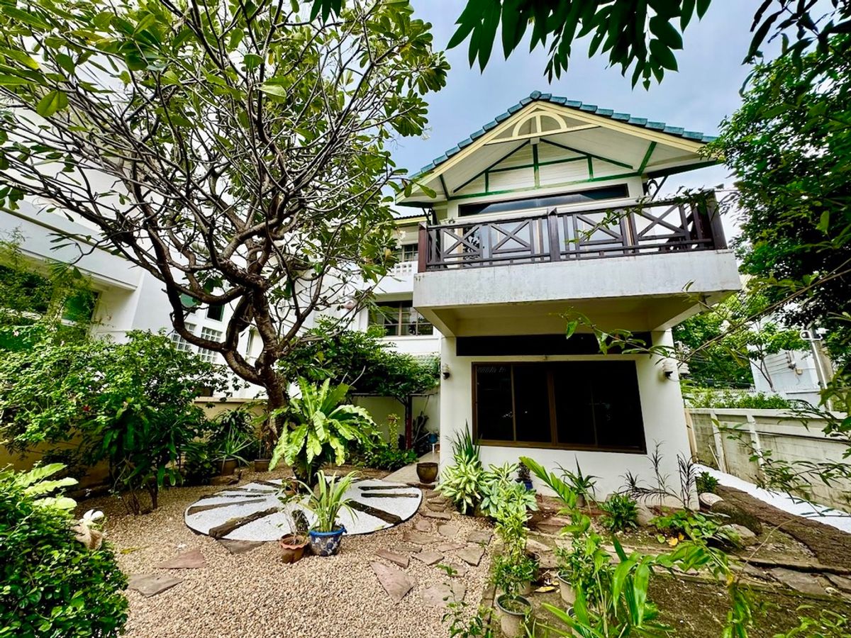 For RentHouseSathorn, Narathiwat : Single house for rent with private garden in Sathorn