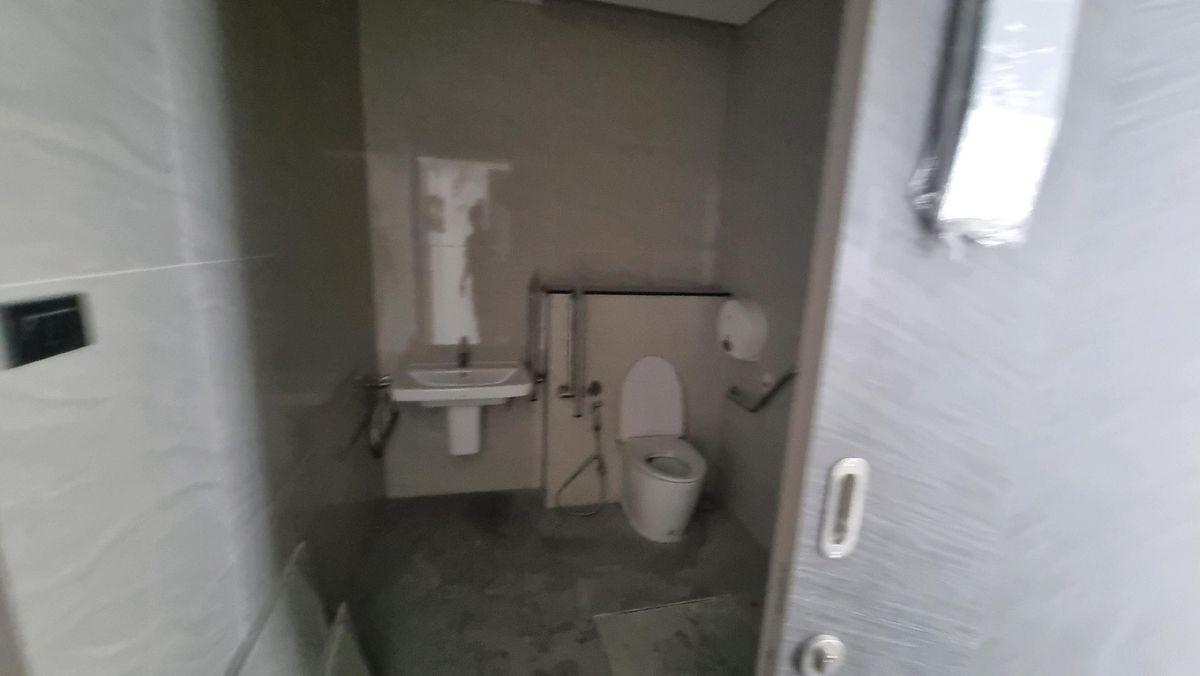 For RentRetail SpaceWitthayu, Chidlom, Langsuan, Ploenchit : Ploenchit Chidlom, rent a sales area of ​​307 sq.m., ceiling height 2.9 meters, beautiful building, luxurious building, good rent  