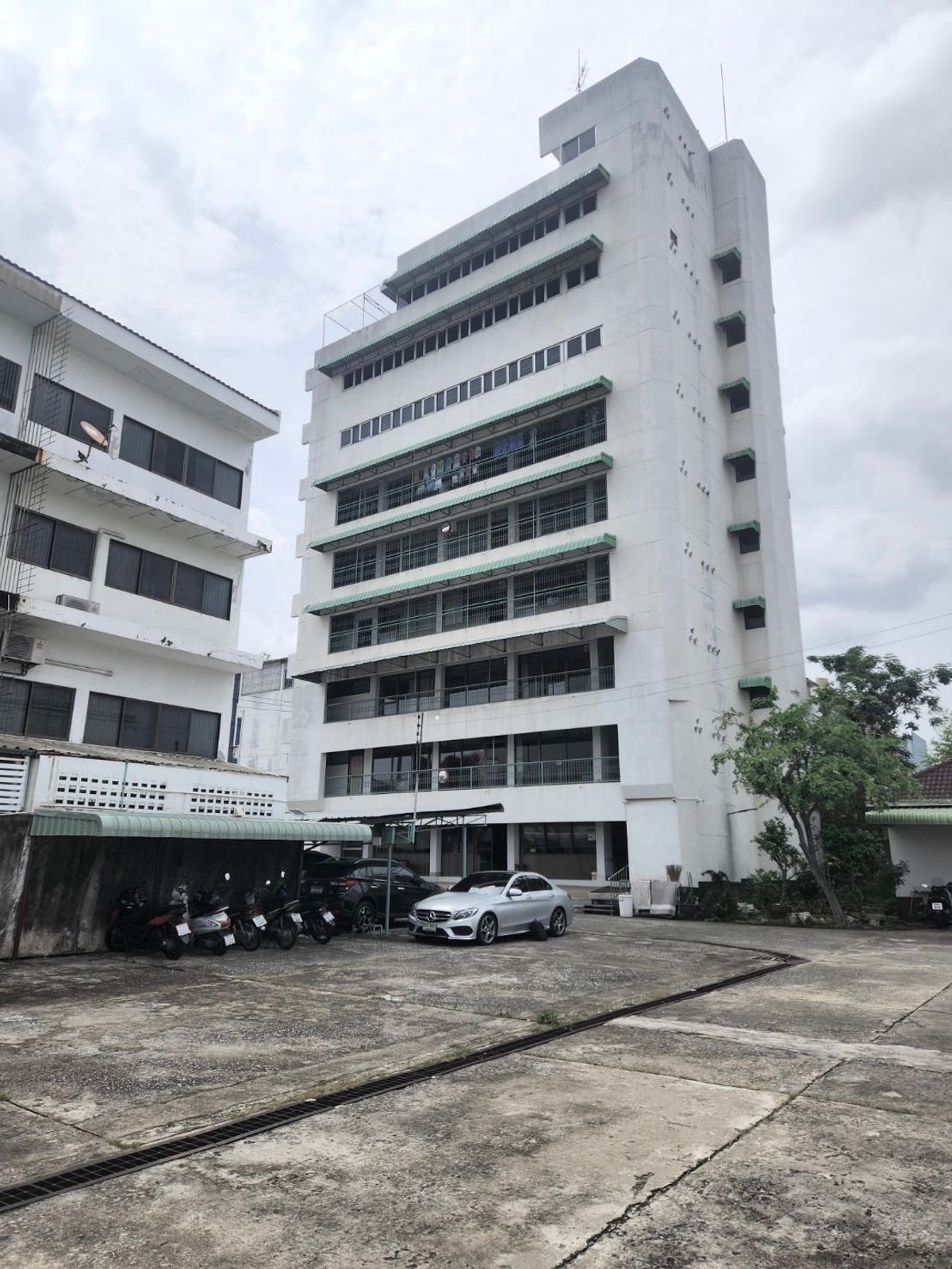 For SaleLandOnnut, Udomsuk : Land 498 Wah with 9 floors buildings + houses and indoor parking, Sukhumvit 101/1