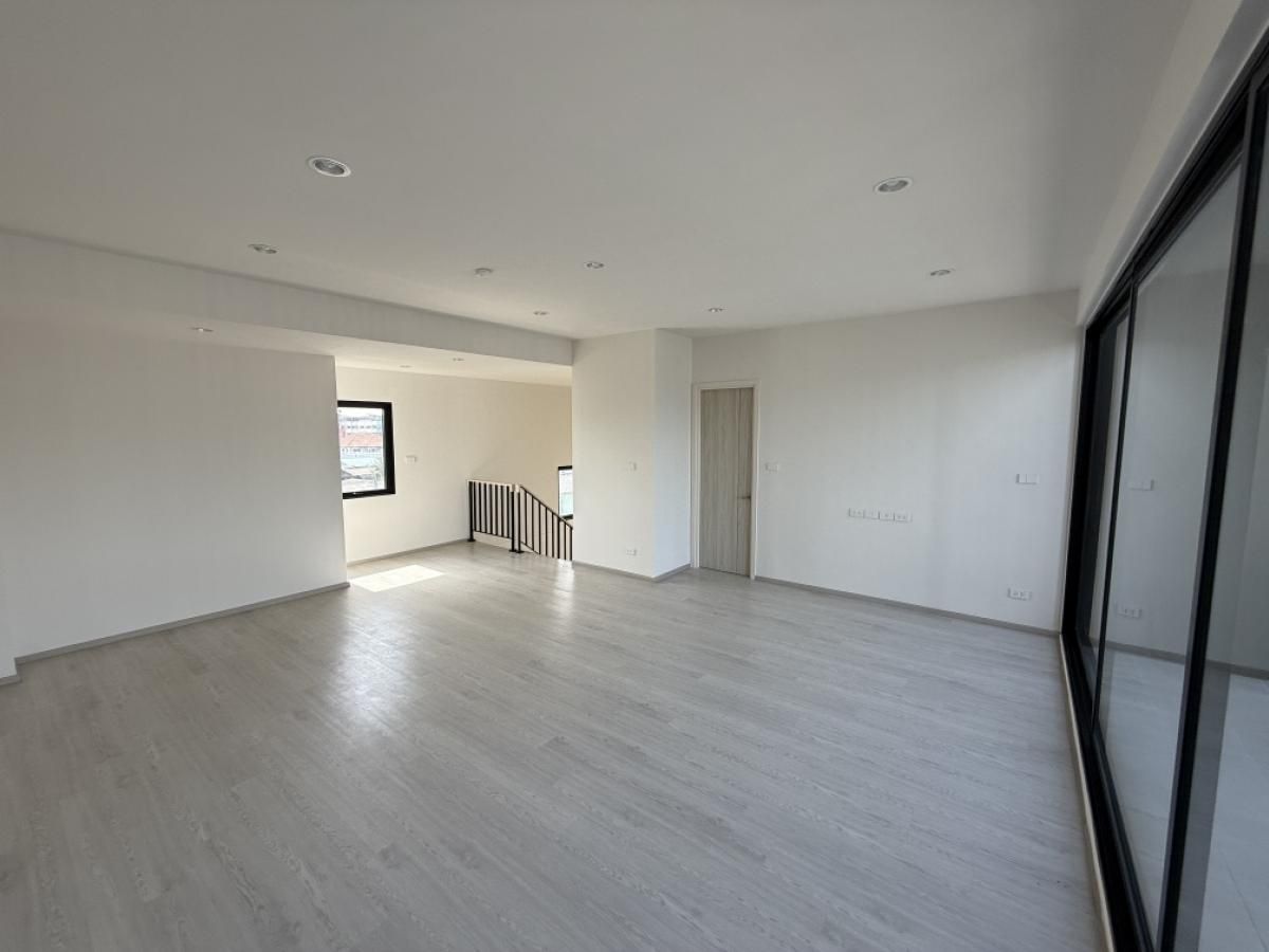 ขายอาคารพาณิชย์สุขุมวิท อโศก ทองหล่อ : 🏠อาคารแฝดสองหลังติดกัน 4 ชั้น ทำเลดี ใจกลางเมือง พร้อมที่จอดรถมากกว่า 10 คัน ทำเลดี  เดินเพียงไม่ไกลถึง BTS ช่องนนทรี และ MRT ลุมพินี