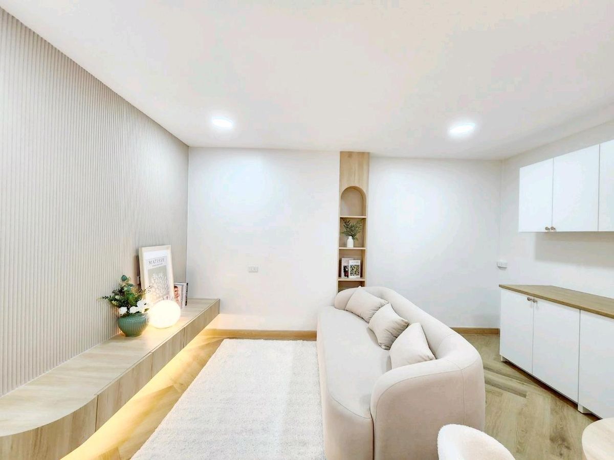 For SaleCondoPattanakan, Srinakarin : Condo 2 bedrooms, 1 water, development zone Near the train, only 150 meters, near the Srinakarin area, price 2, xx baht