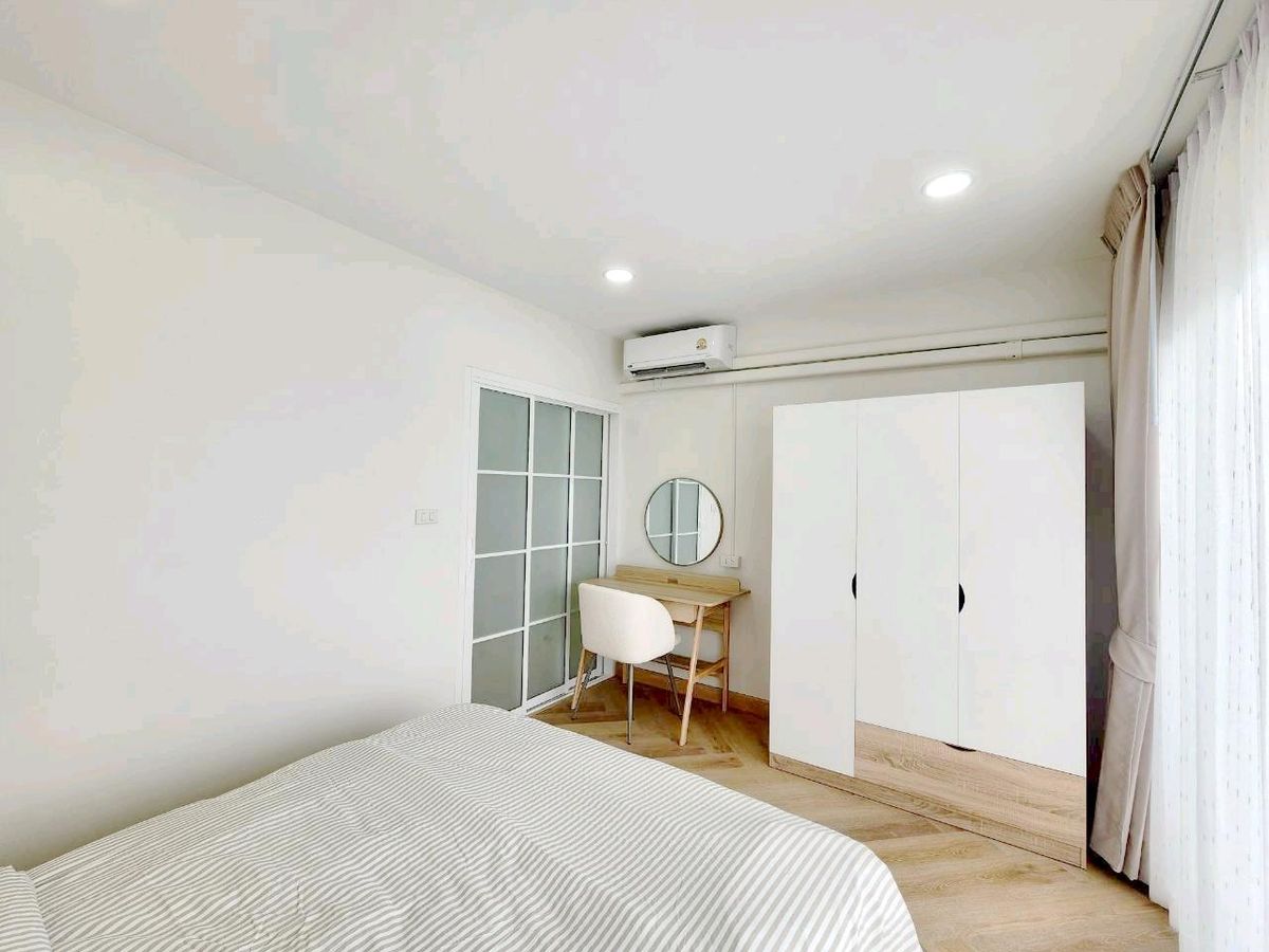 For SaleCondoPattanakan, Srinakarin : Condo 2 bedrooms, 1 water, development zone Near the train, only 150 meters, near the Srinakarin area, price 2, xx baht