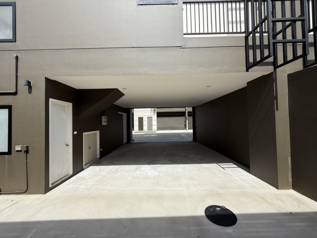 ขายอาคารพาณิชย์สุขุมวิท อโศก ทองหล่อ : 🏠อาคารแฝดสองหลังติดกัน 4 ชั้น ทำเลดี ใจกลางเมือง พร้อมที่จอดรถมากกว่า 10 คัน ทำเลดี  เดินเพียงไม่ไกลถึง BTS ช่องนนทรี และ MRT ลุมพินี