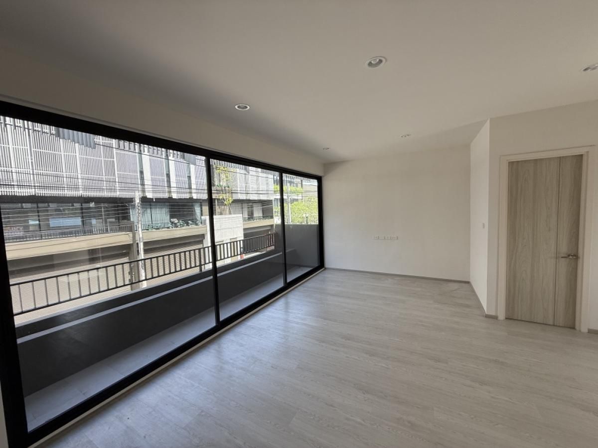 ขายอาคารพาณิชย์สุขุมวิท อโศก ทองหล่อ : 🏠อาคารแฝดสองหลังติดกัน 4 ชั้น ทำเลดี ใจกลางเมือง พร้อมที่จอดรถมากกว่า 10 คัน ทำเลดี  เดินเพียงไม่ไกลถึง BTS ช่องนนทรี และ MRT ลุมพินี