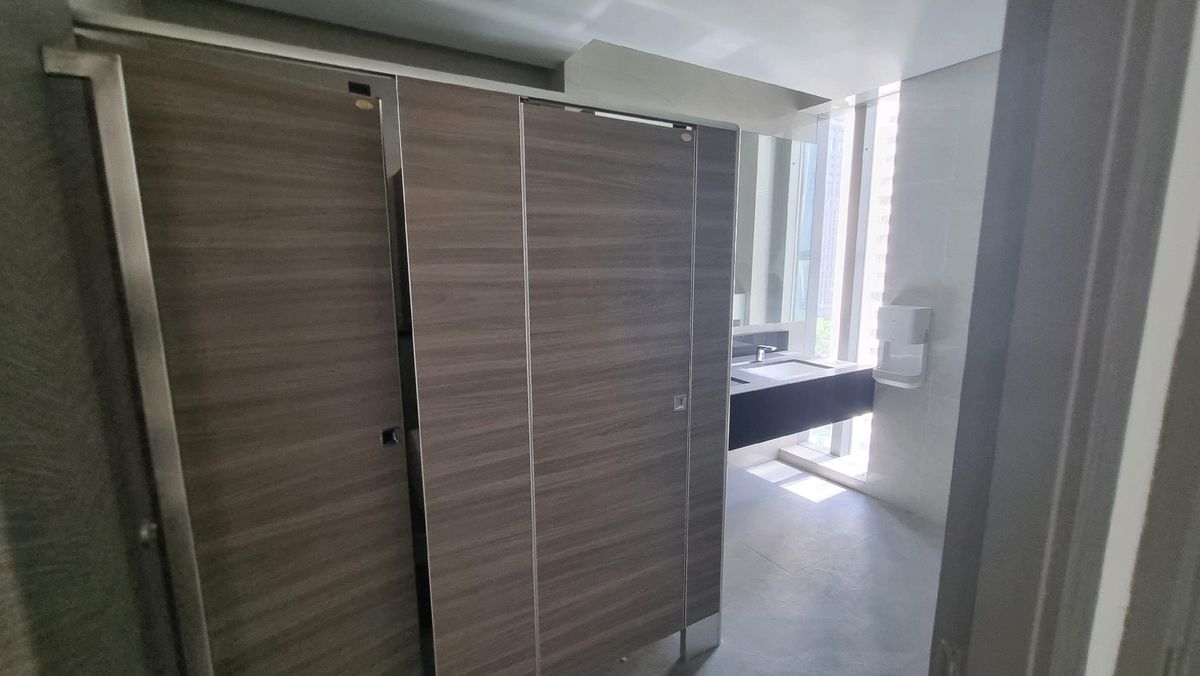 For RentRetail SpaceWitthayu, Chidlom, Langsuan, Ploenchit : Ploenchit Chidlom, rent a sales area of ​​307 sq.m., ceiling height 2.9 meters, beautiful building, luxurious building, good rent  