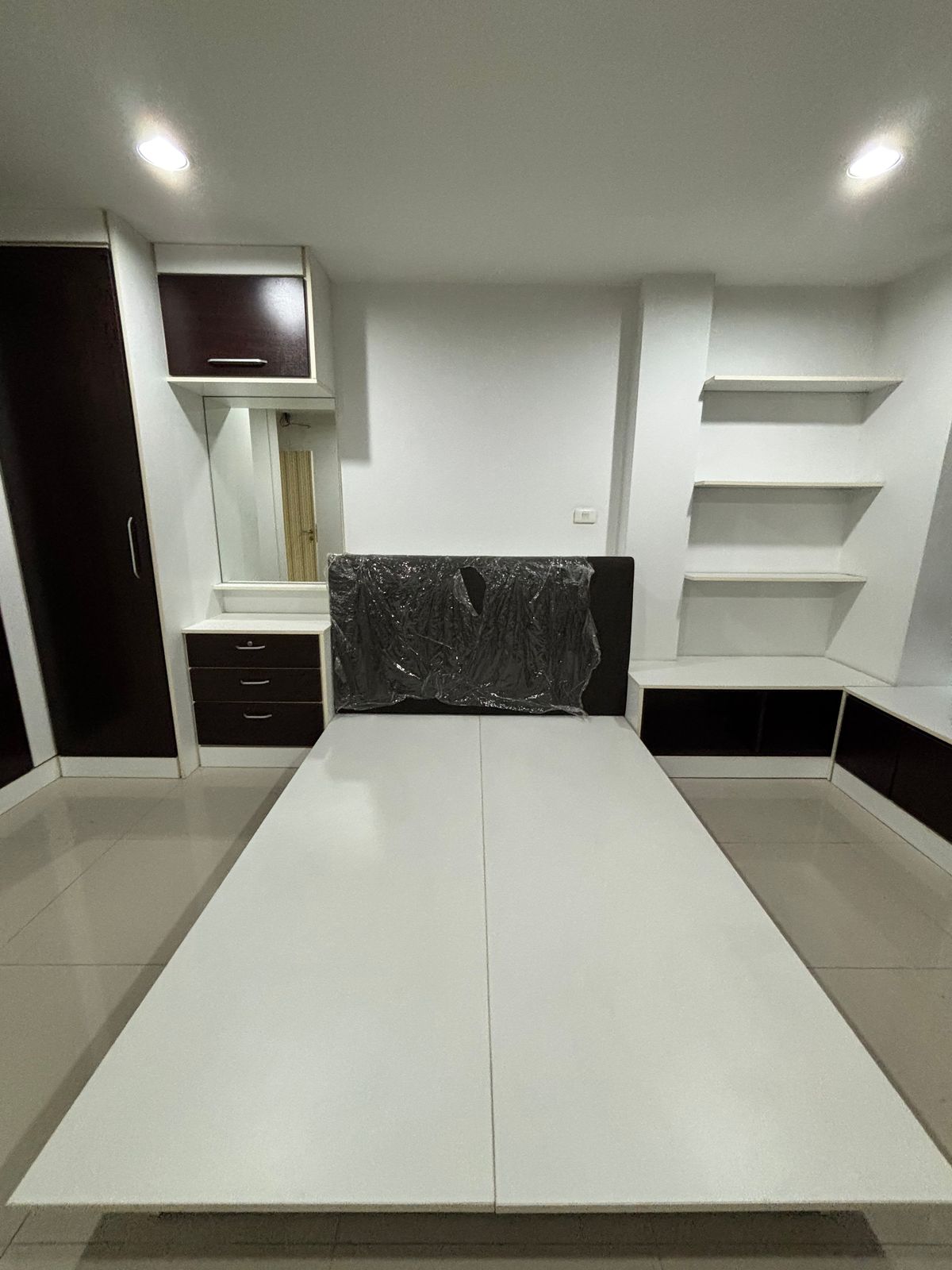 For RentShop HouseThaphra, Talat Phlu, Wutthakat : Rent- 4-story commercial Building, The British Kalapapruek