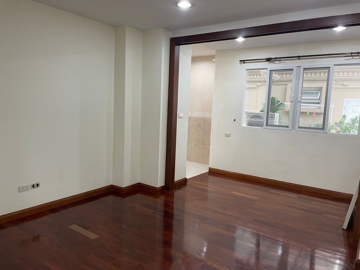 For RentTownhomeSathorn, Narathiwat : ✨ Luxury Townhome for Rent in Chong Nonsi Fully equipped with modern amenities in a peaceful, green environment. Conveniently located near BTS Chong Nonsi and MRT Lumpini for easy city access.