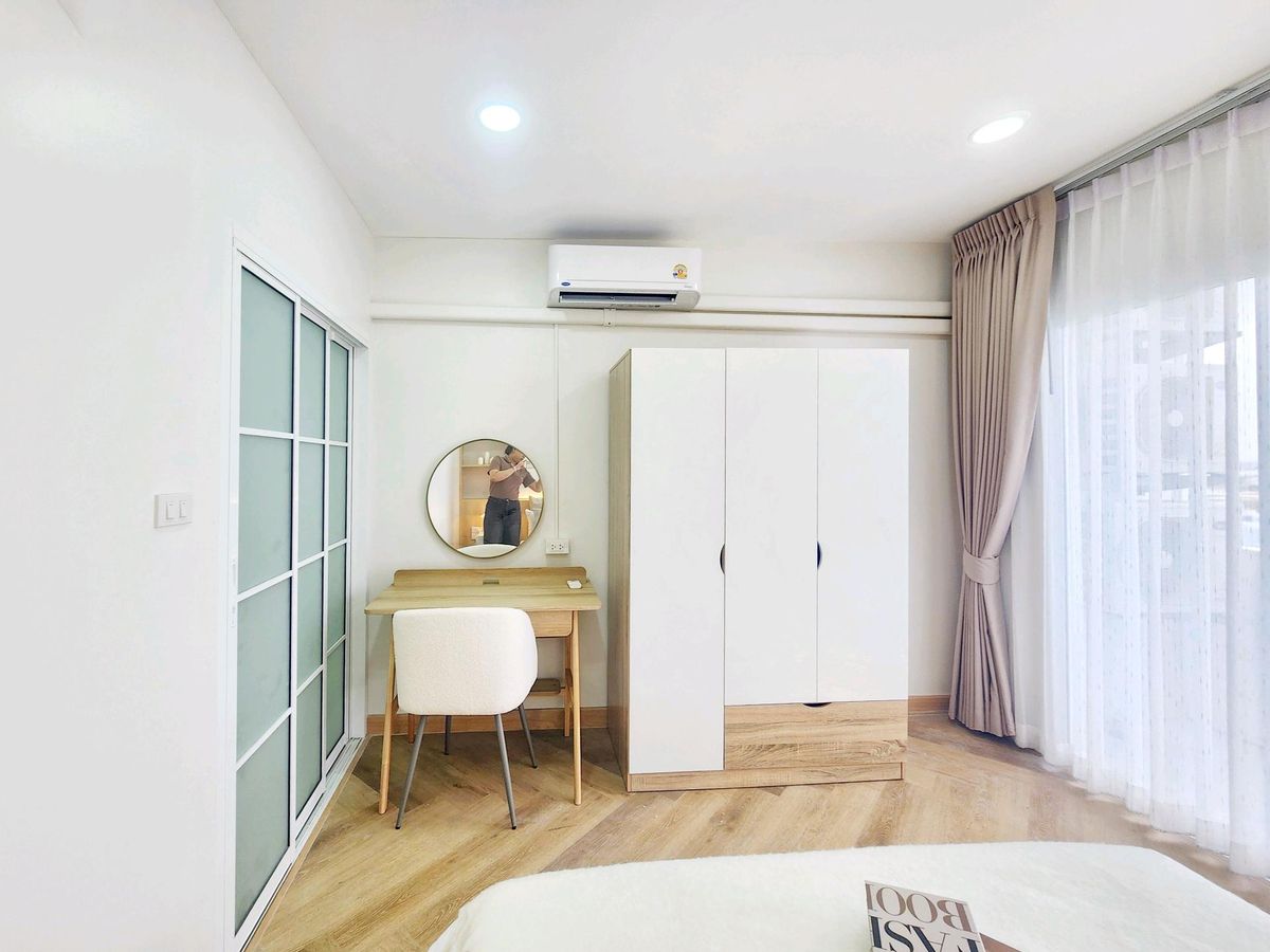 For SaleCondoPattanakan, Srinakarin : Condo 2 bedrooms, 1 water, development zone Near the train, only 150 meters, near the Srinakarin area, price 2, xx baht