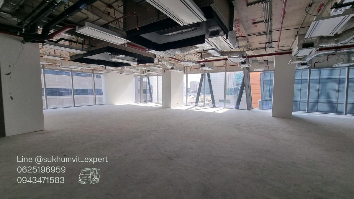 For RentRetail SpaceWitthayu, Chidlom, Langsuan, Ploenchit : Ploenchit Chidlom, rent a sales area of ​​438 sq.m., ceiling height, 6 meters high, beautiful building view, luxurious rental price  