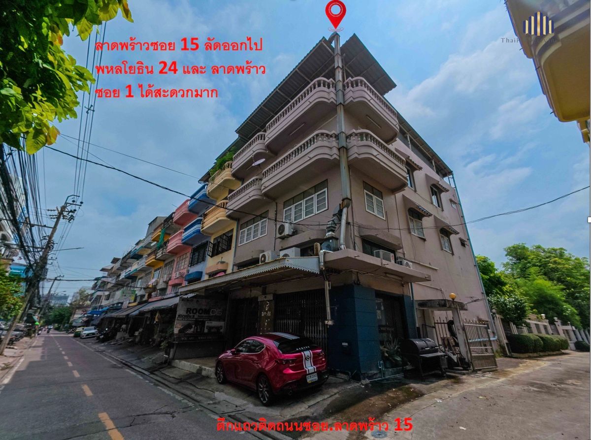 ขายอาคารพาณิชย์สะพานควาย จตุจักร : ตึกแถวติดถนนลาดพร้าวซอย 15 !! ขายถูกตึกแถว 2 คูหาพื้นที่ดิน 33.8 ตร.วา. พื้นที่ใช้สอยประมาณ 378 ตร.ม. ทำเลใจกลางเมืองเข้าออกได้หลากหลายเส้นทางใกล้ MRT และ BTS เหมาะค้าขายพักอาศัย
